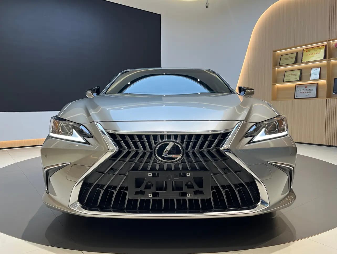 Lexus ES 2024 г. 26039 км. — фото 2