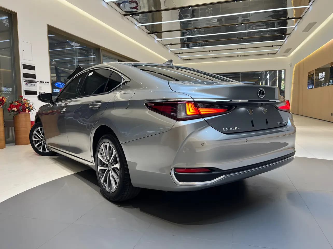Lexus ES 2024 г. 26039 км. — фото 5