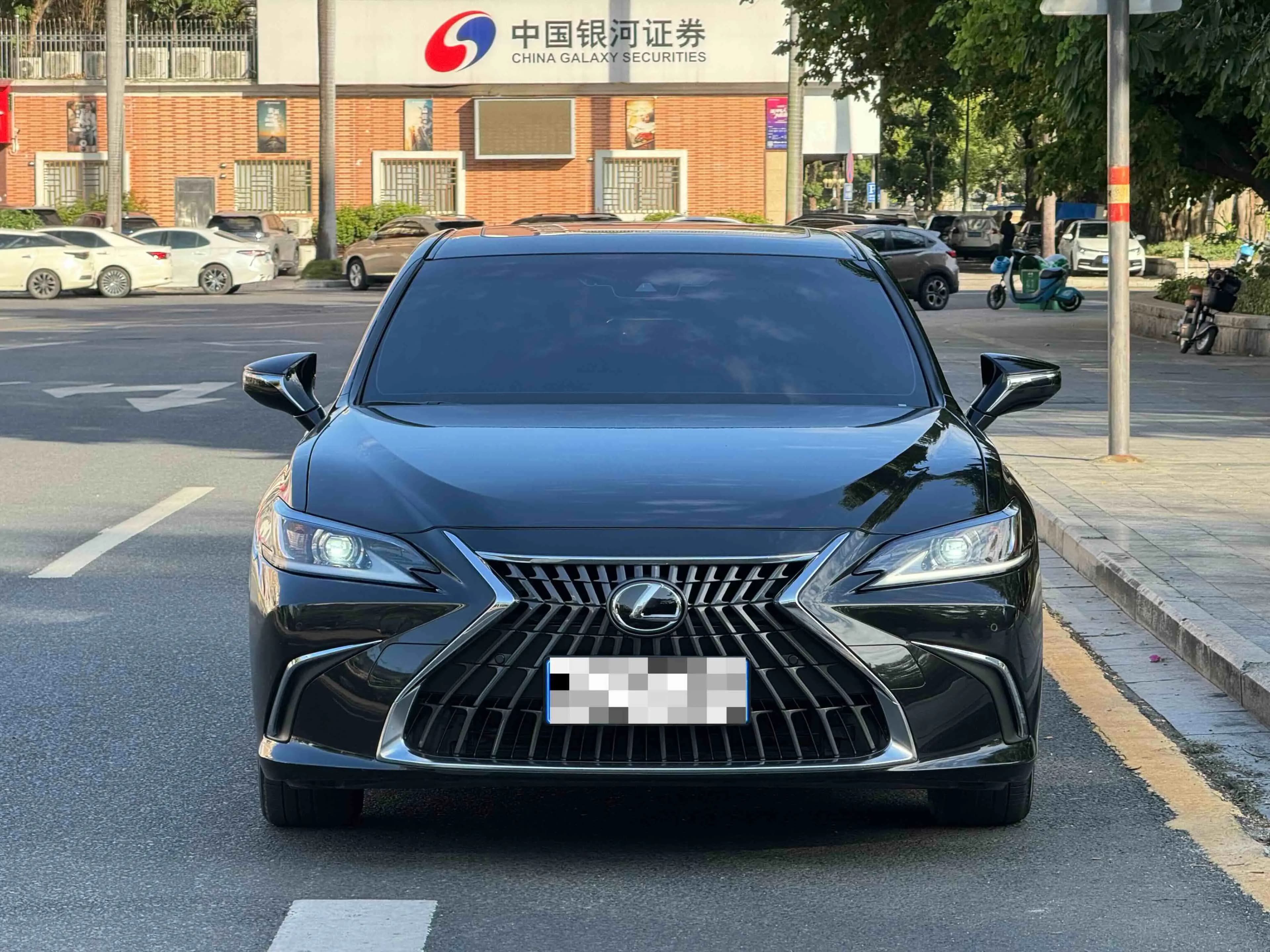 Lexus ES 2023 г. 72041 км. — фото 2