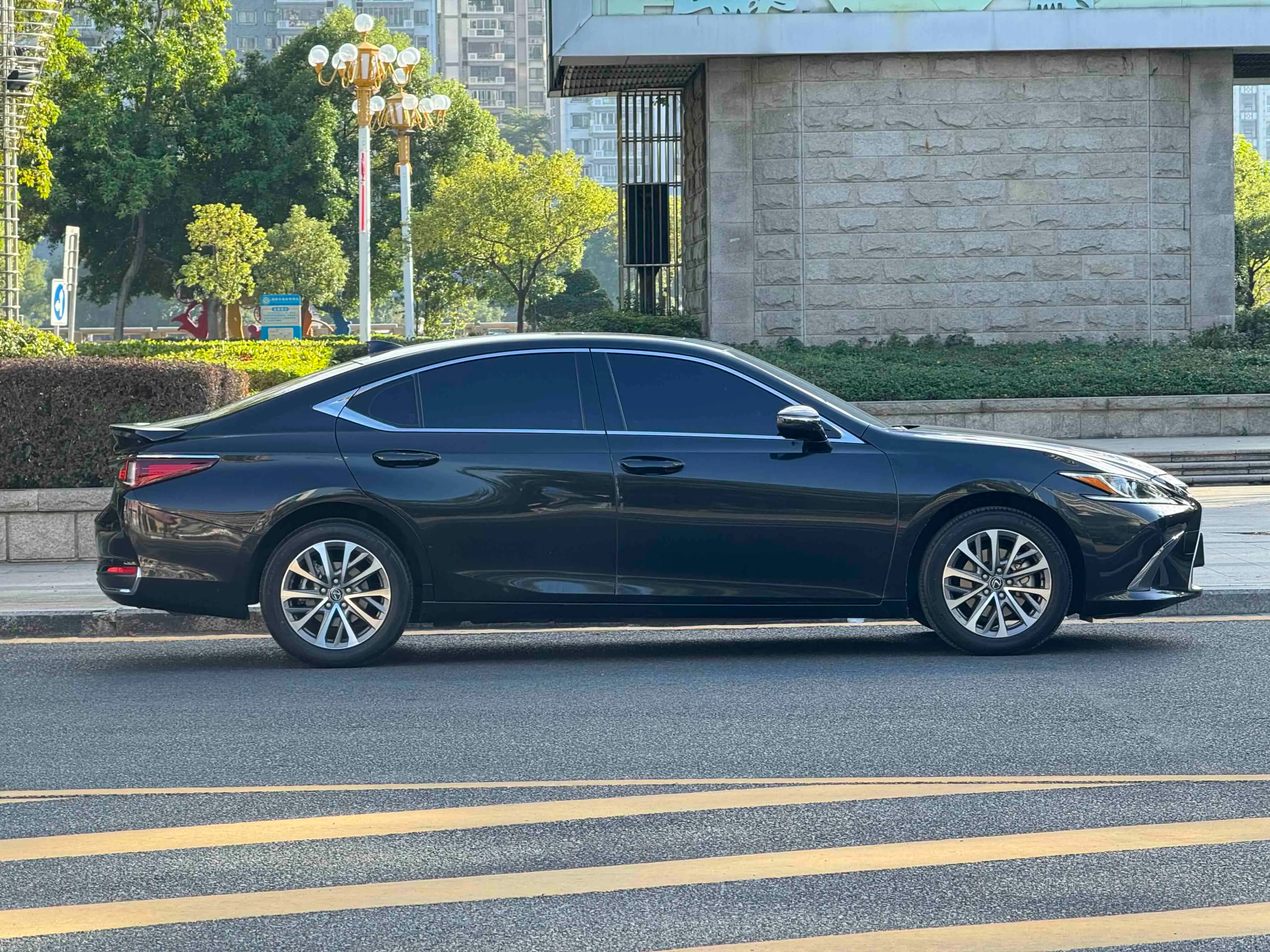 Lexus ES 2023 г. 72041 км. — фото 5
