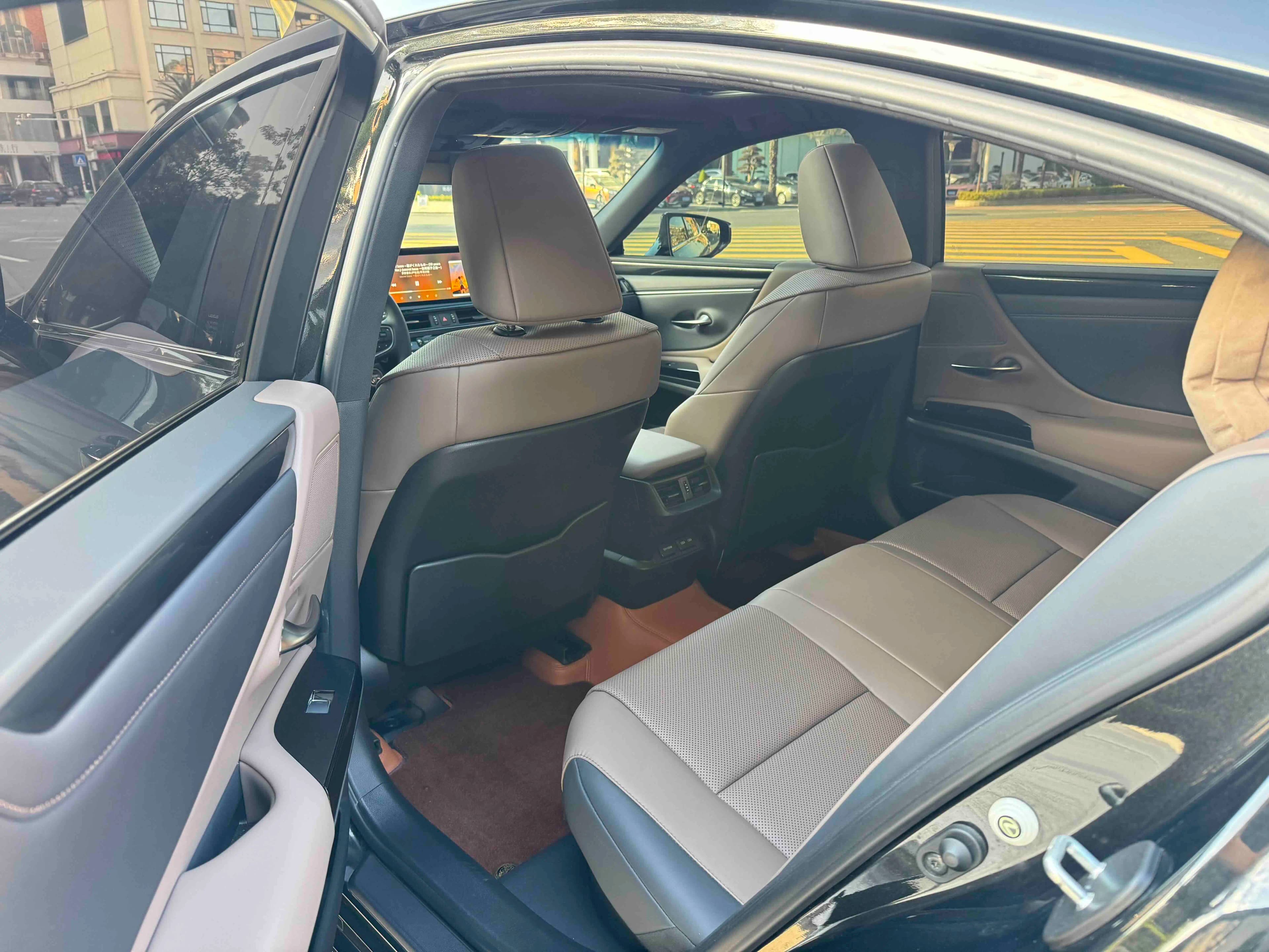Lexus ES 2023 г. 72041 км. — фото 9