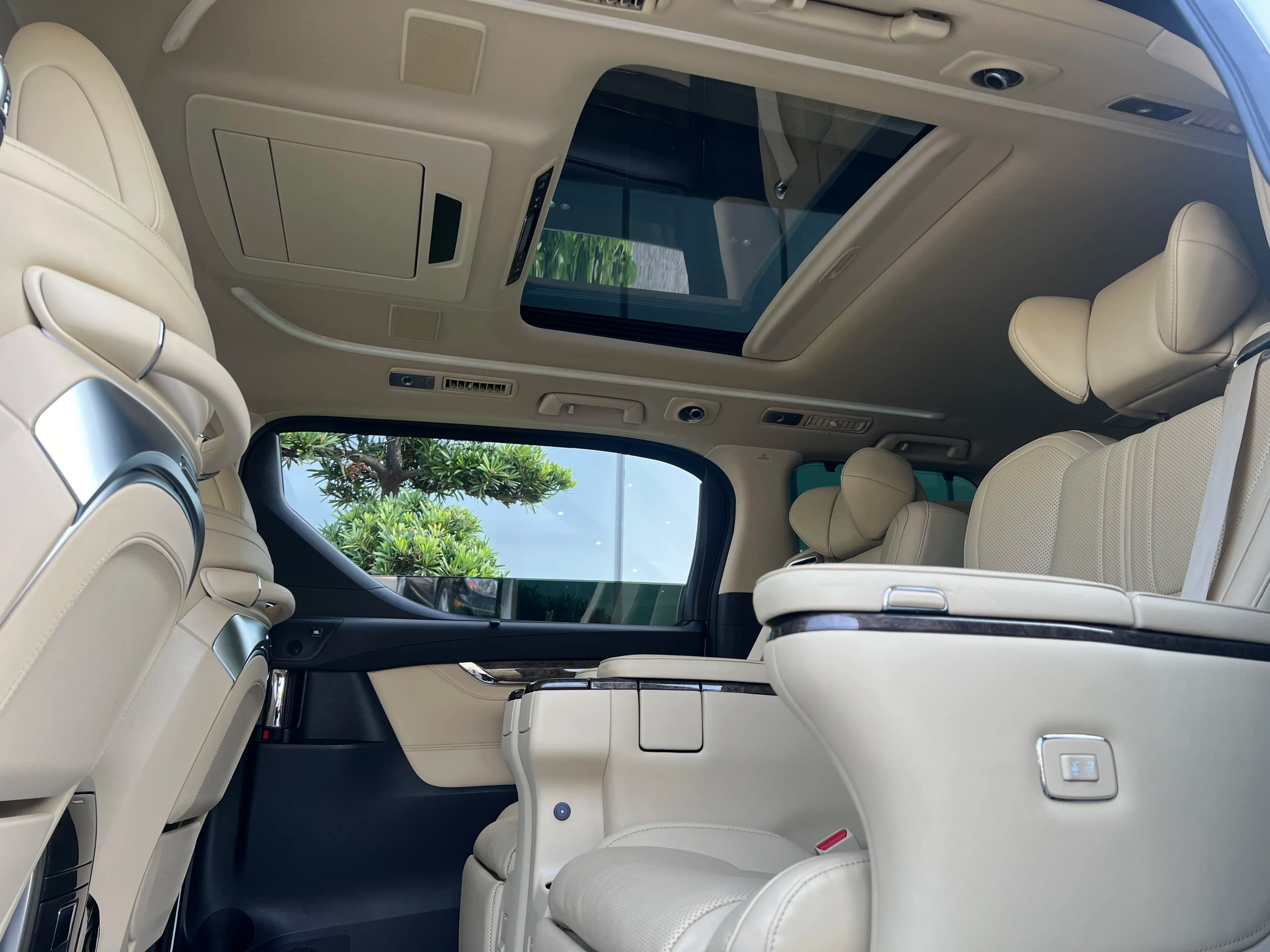 Toyota Alphard 2023 г. 28624 км. — фото 2