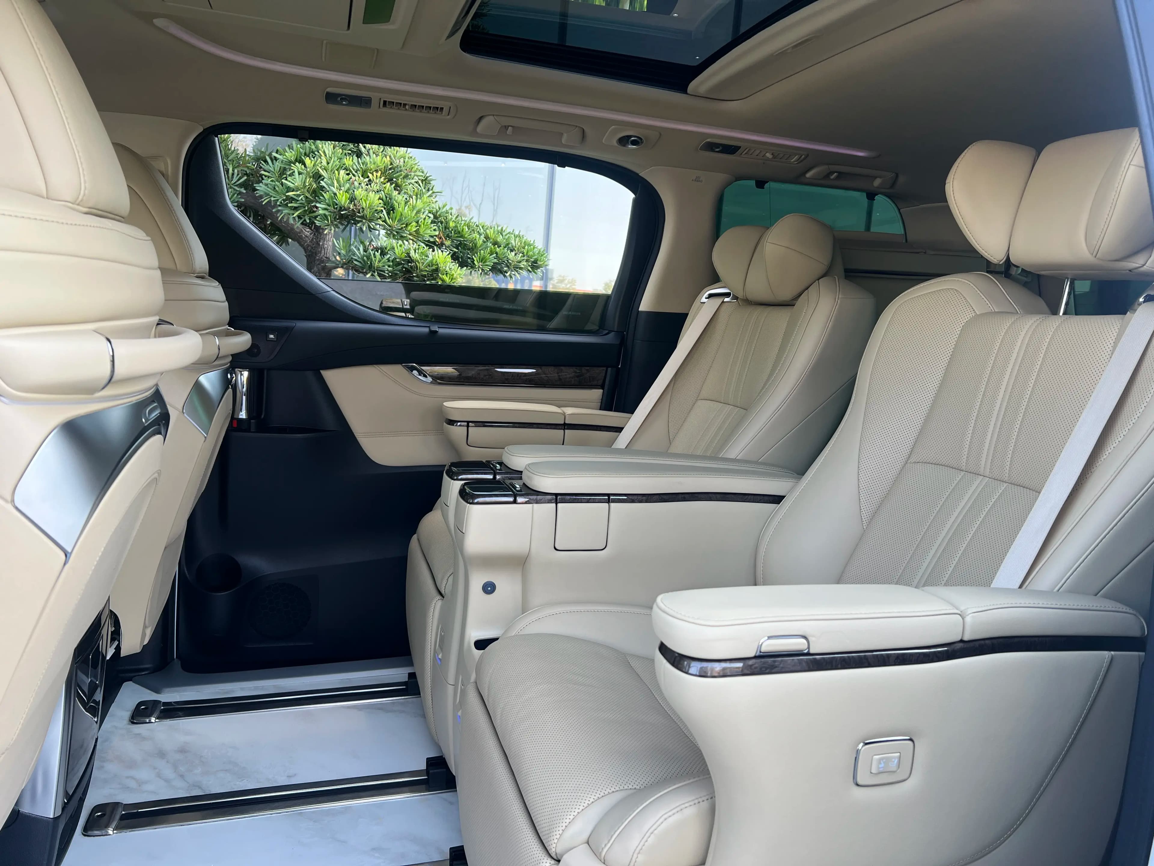 Toyota Alphard 2023 г. 28624 км. — фото 3