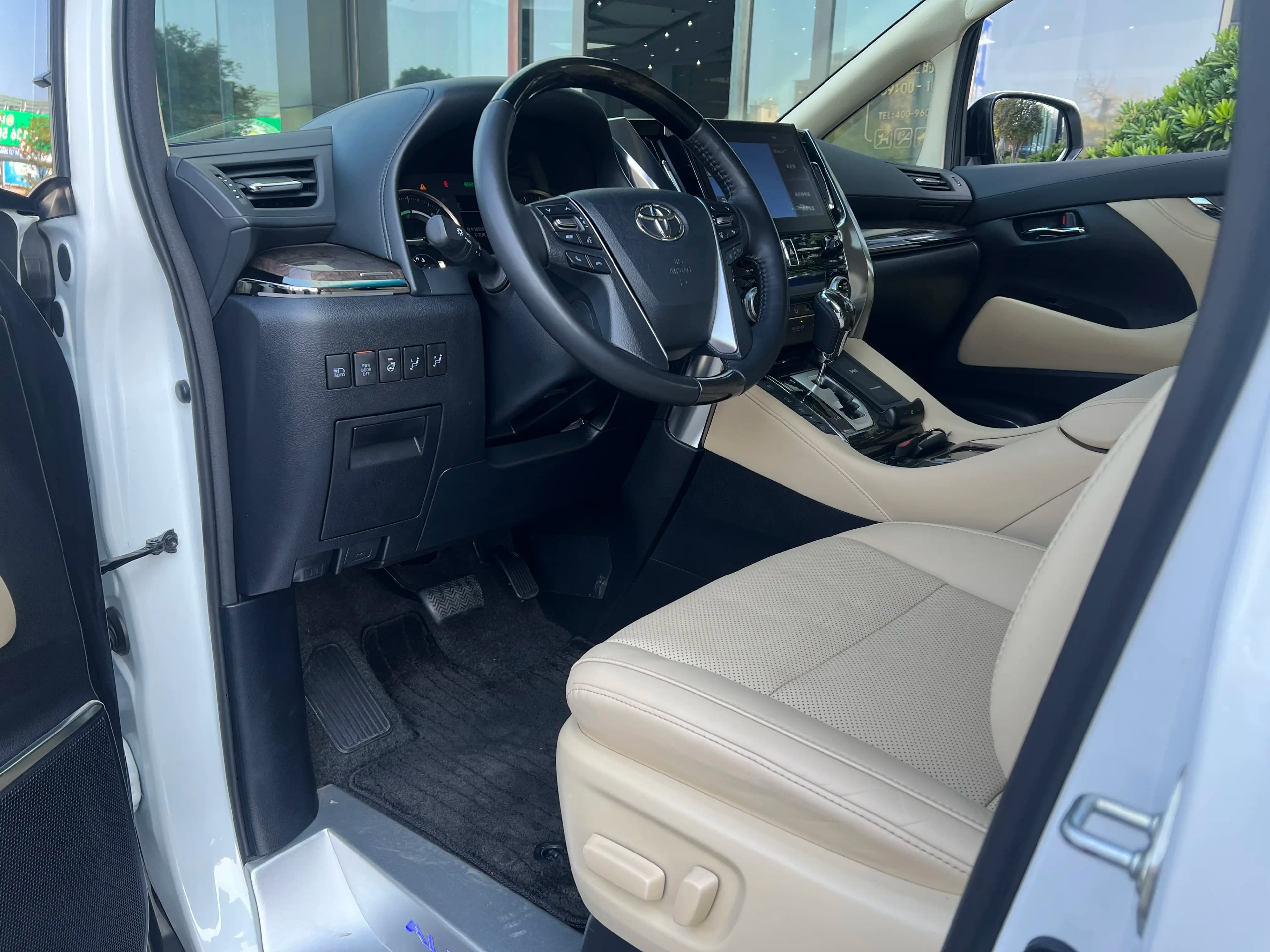 Toyota Alphard 2023 г. 28624 км. — фото 6