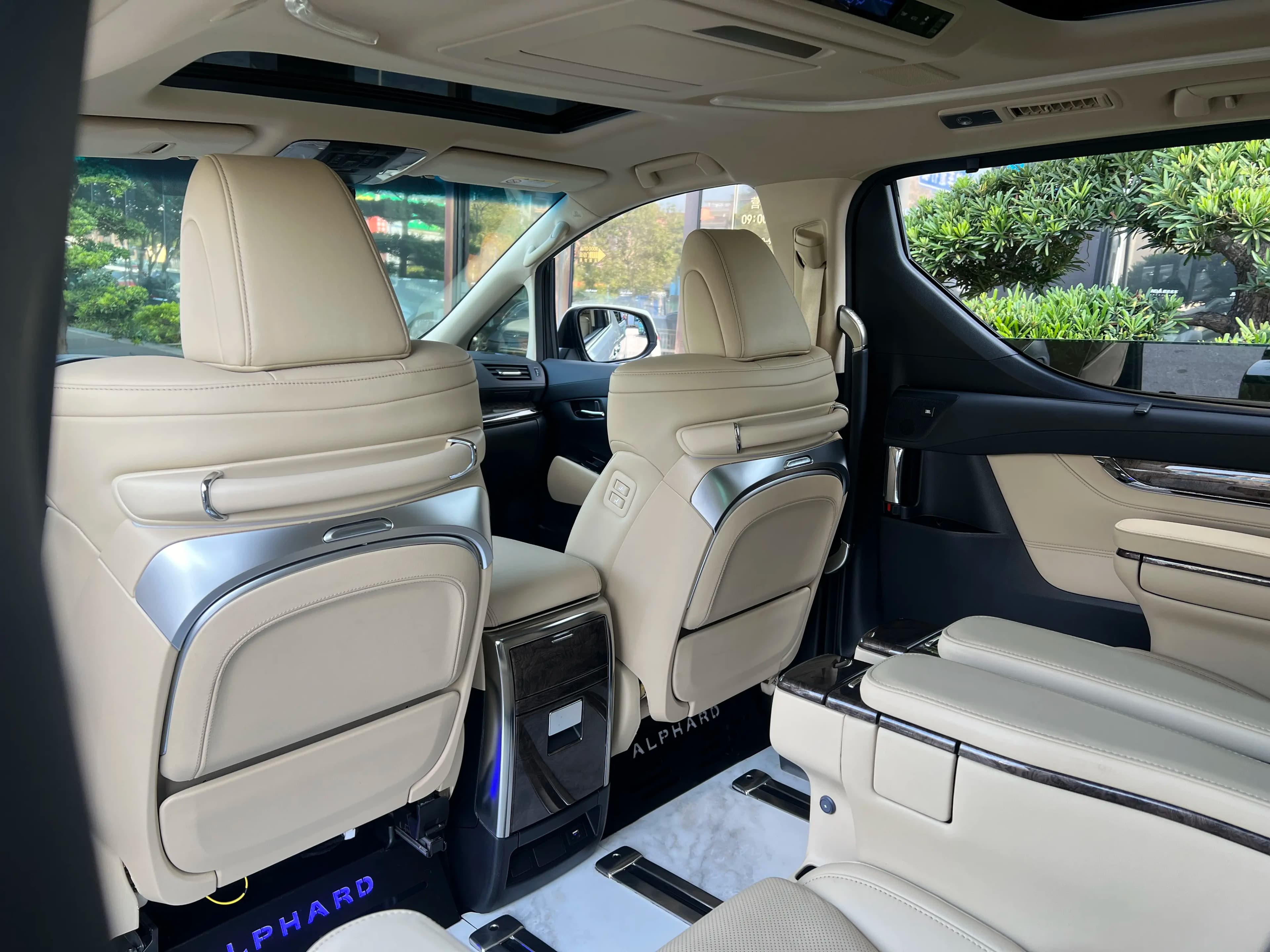 Toyota Alphard 2023 г. 28624 км. — фото 8