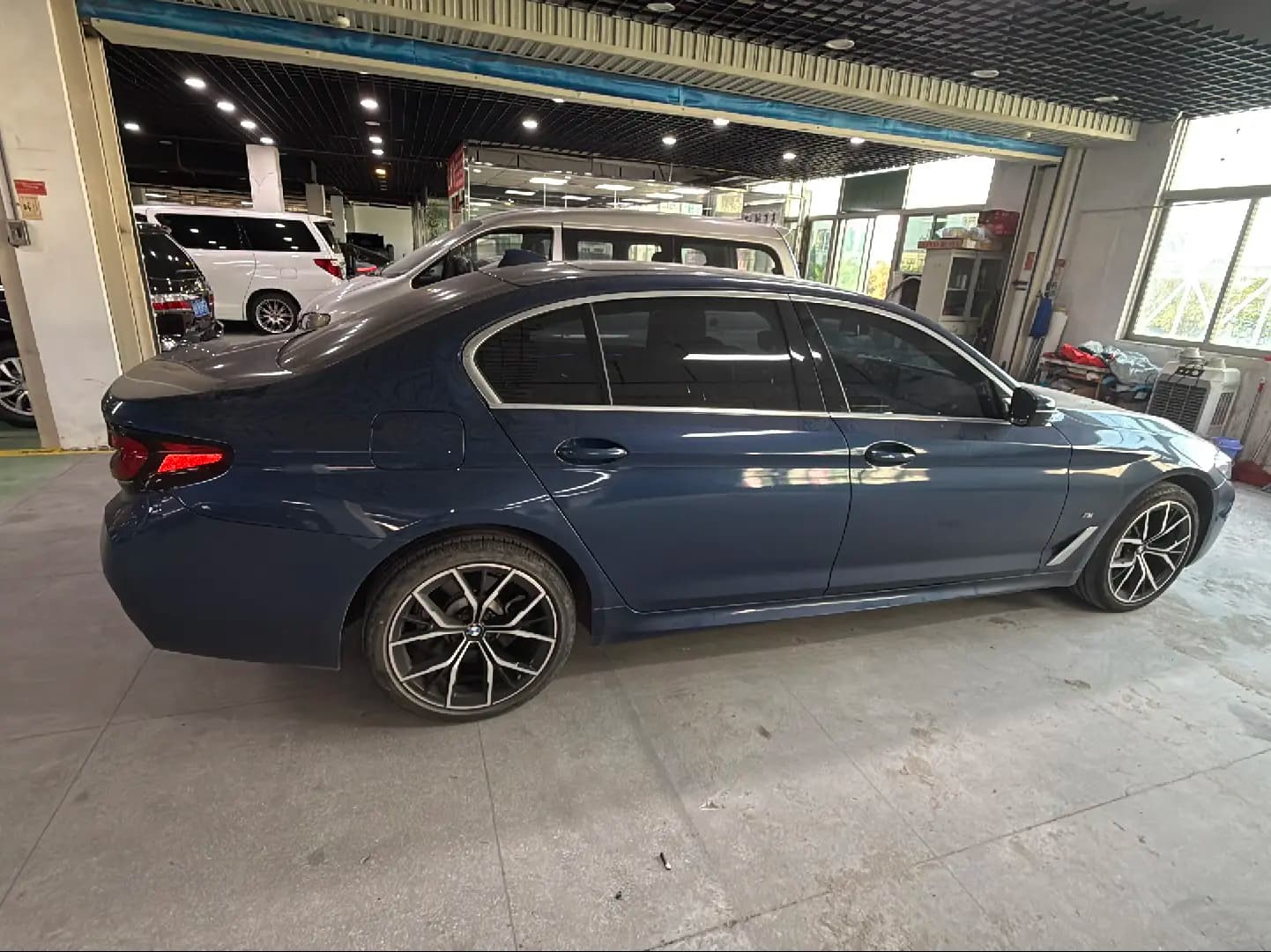 BMW 5 Series 2022 г. 73416 км. — фото 6