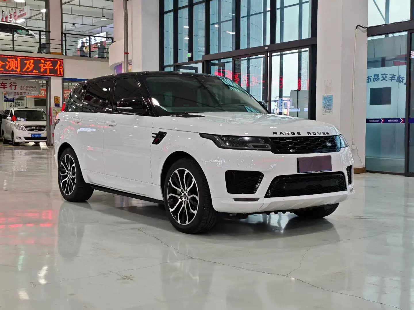 Land Rover Range Rover Sport 2021 г. 70000 км. — фото 3