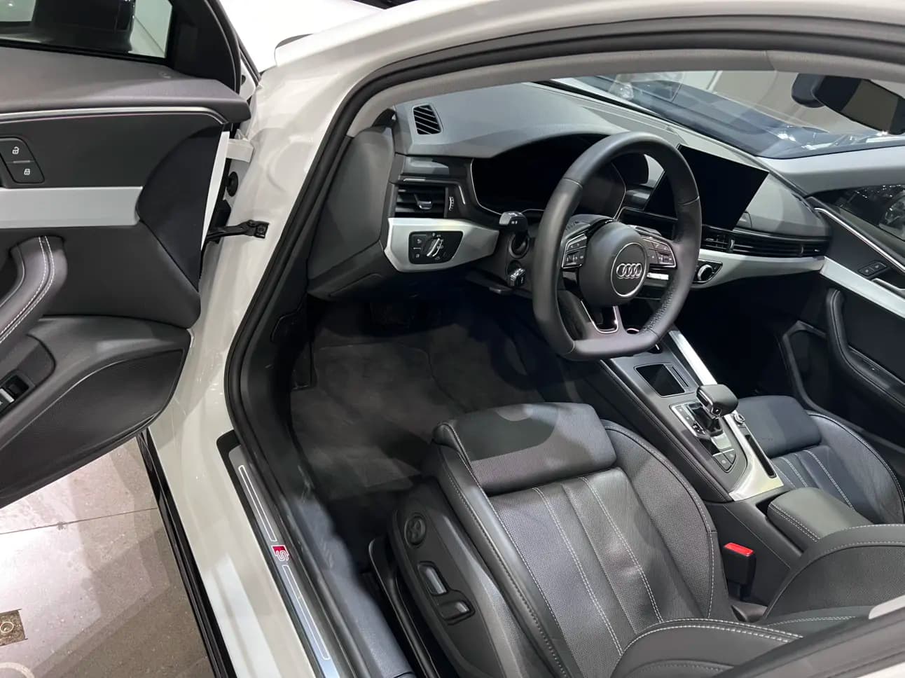 Audi A4L 2022 г. 21653 км. — фото 8