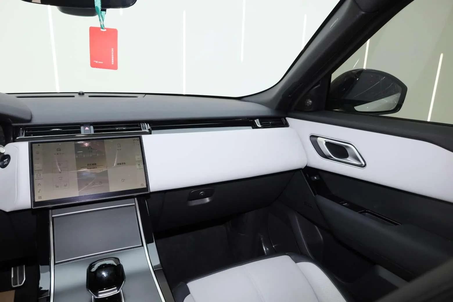 Land Rover Range Rover Velar 2024 г. 26742 км. — фото 10