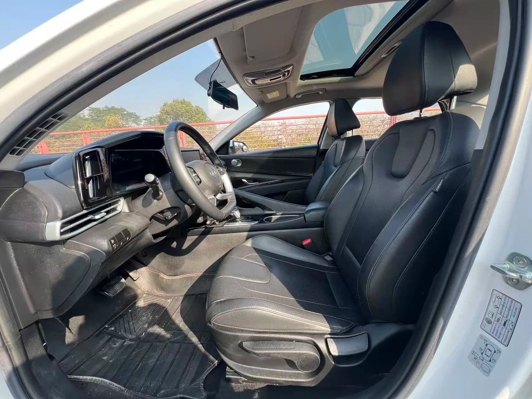 Hyundai Elantra 2022 г. 74020 км. — фото 21