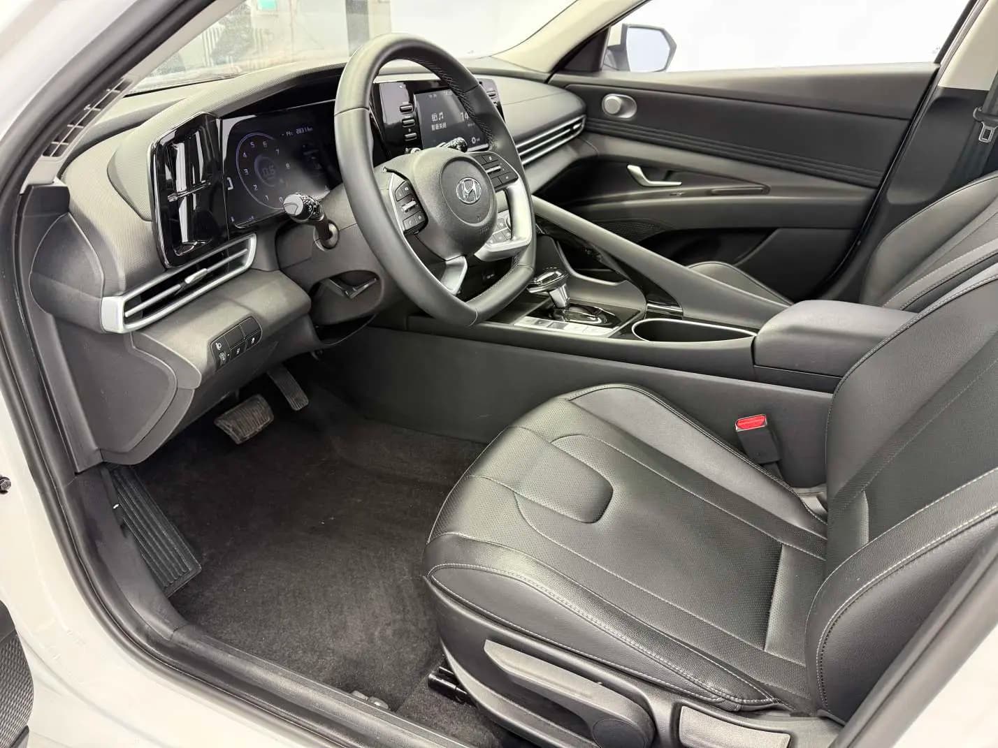 Hyundai Elantra 2022 г. 28016 км. — фото 19