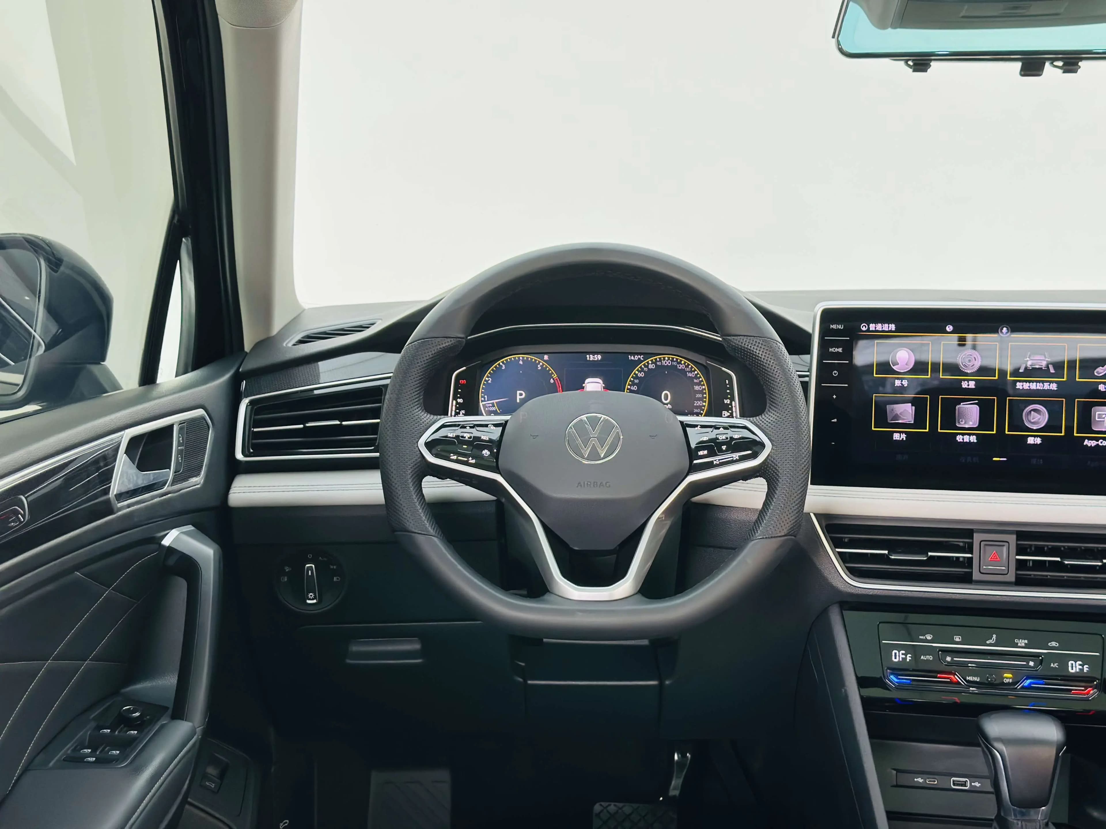 Volkswagen Tiguan L 2022 г. 56122 км. — фото 17
