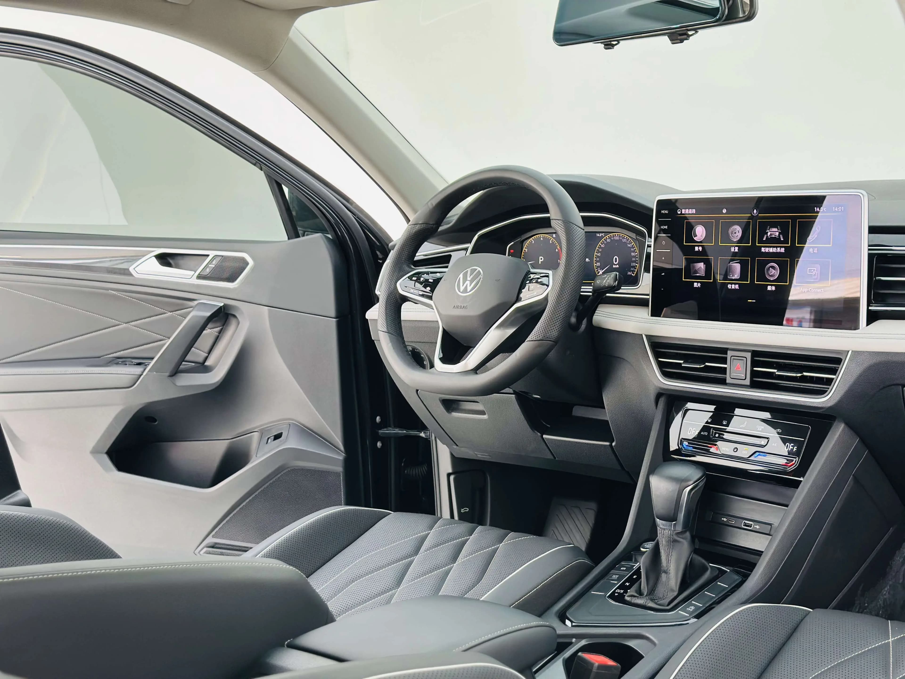 Volkswagen Tiguan L 2022 г. 56122 км. — фото 19