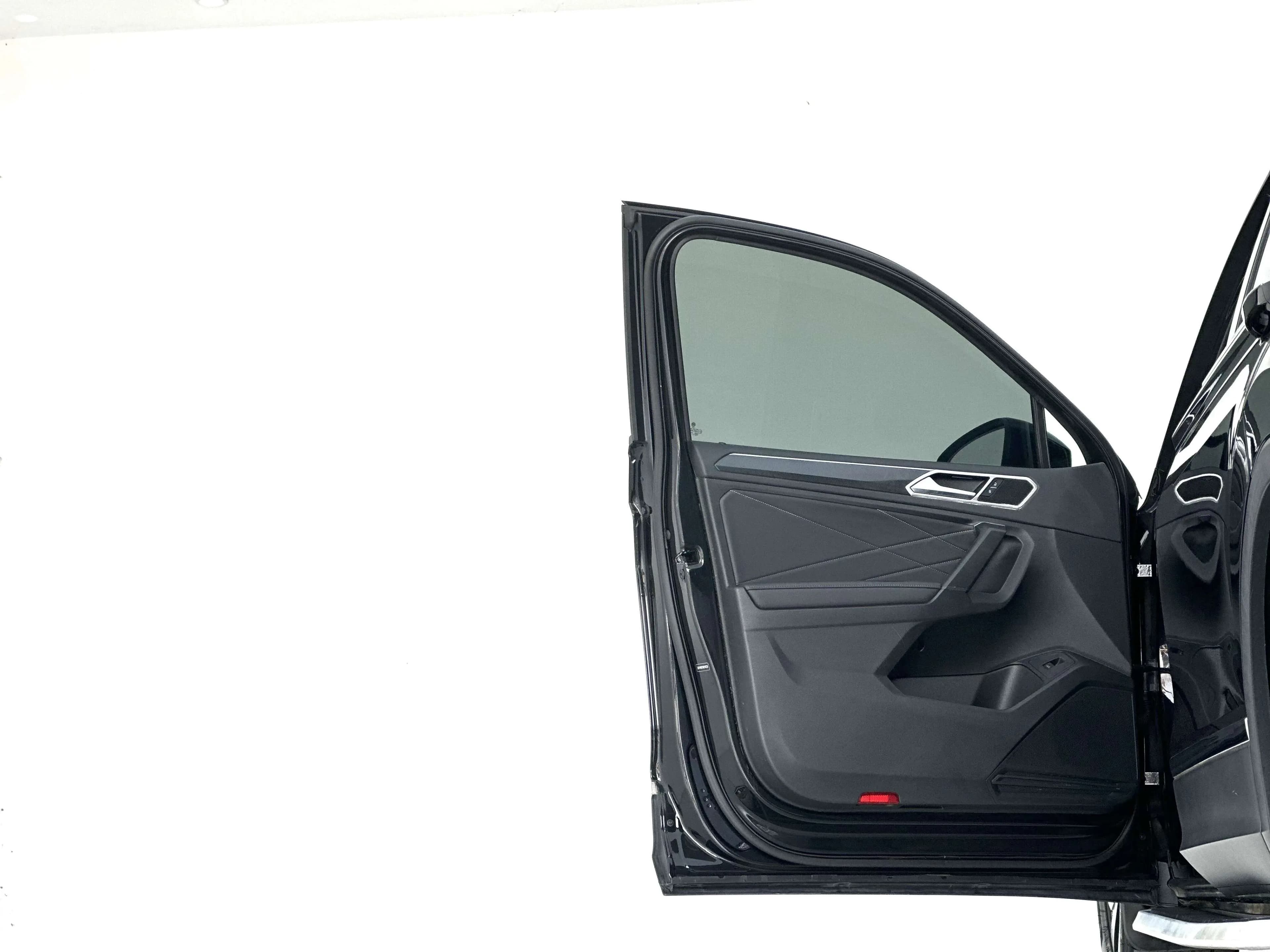 Volkswagen Tiguan L 2022 г. 56122 км. — фото 23
