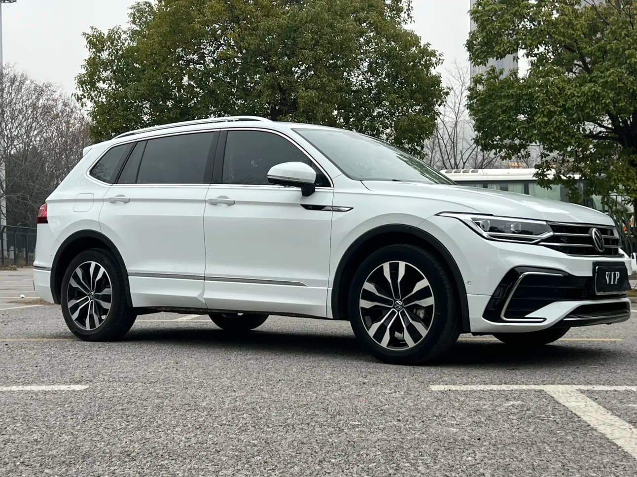 Volkswagen Tiguan L 2023 г. 36123 км. — фото 3