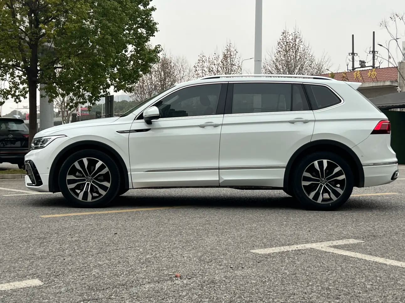Volkswagen Tiguan L 2023 г. 36123 км. — фото 4