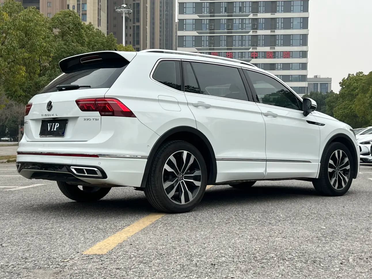 Volkswagen Tiguan L 2023 г. 36123 км. — фото 7
