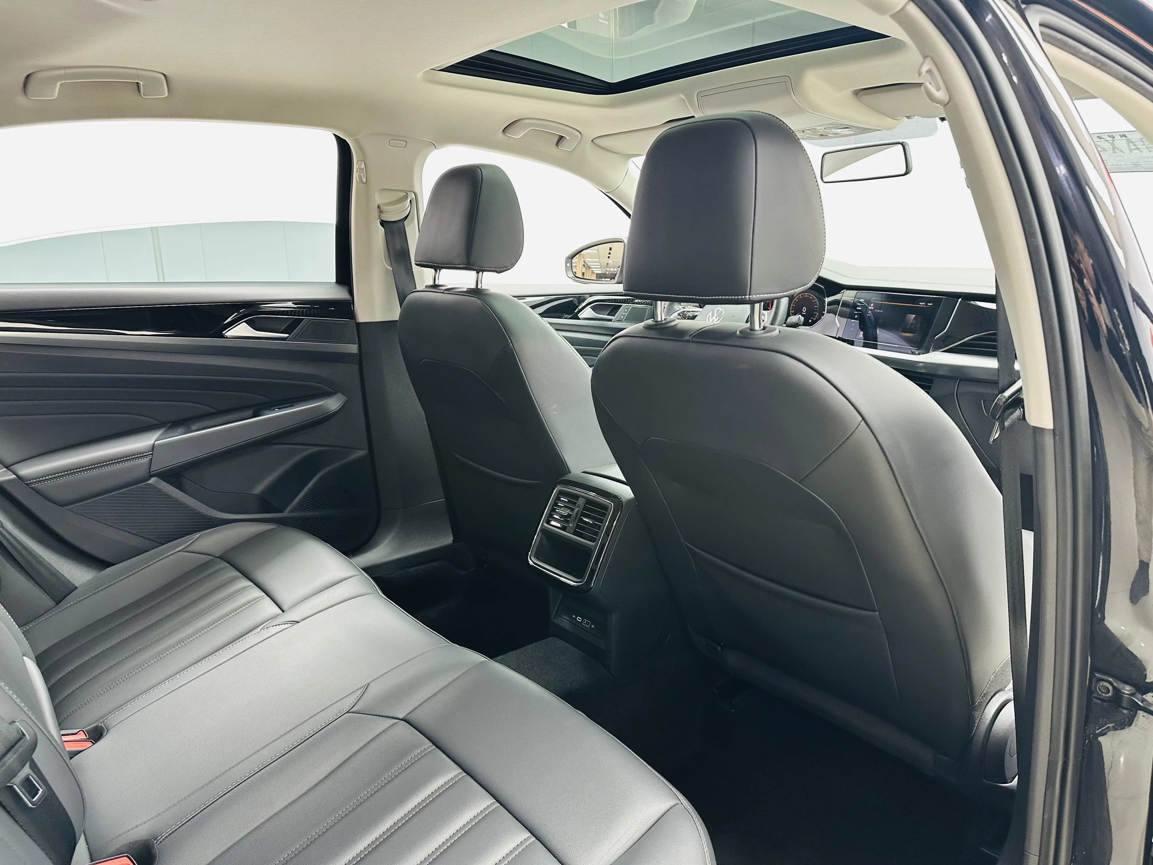 Volkswagen Passat 2023 г. 46102 км. — фото 17