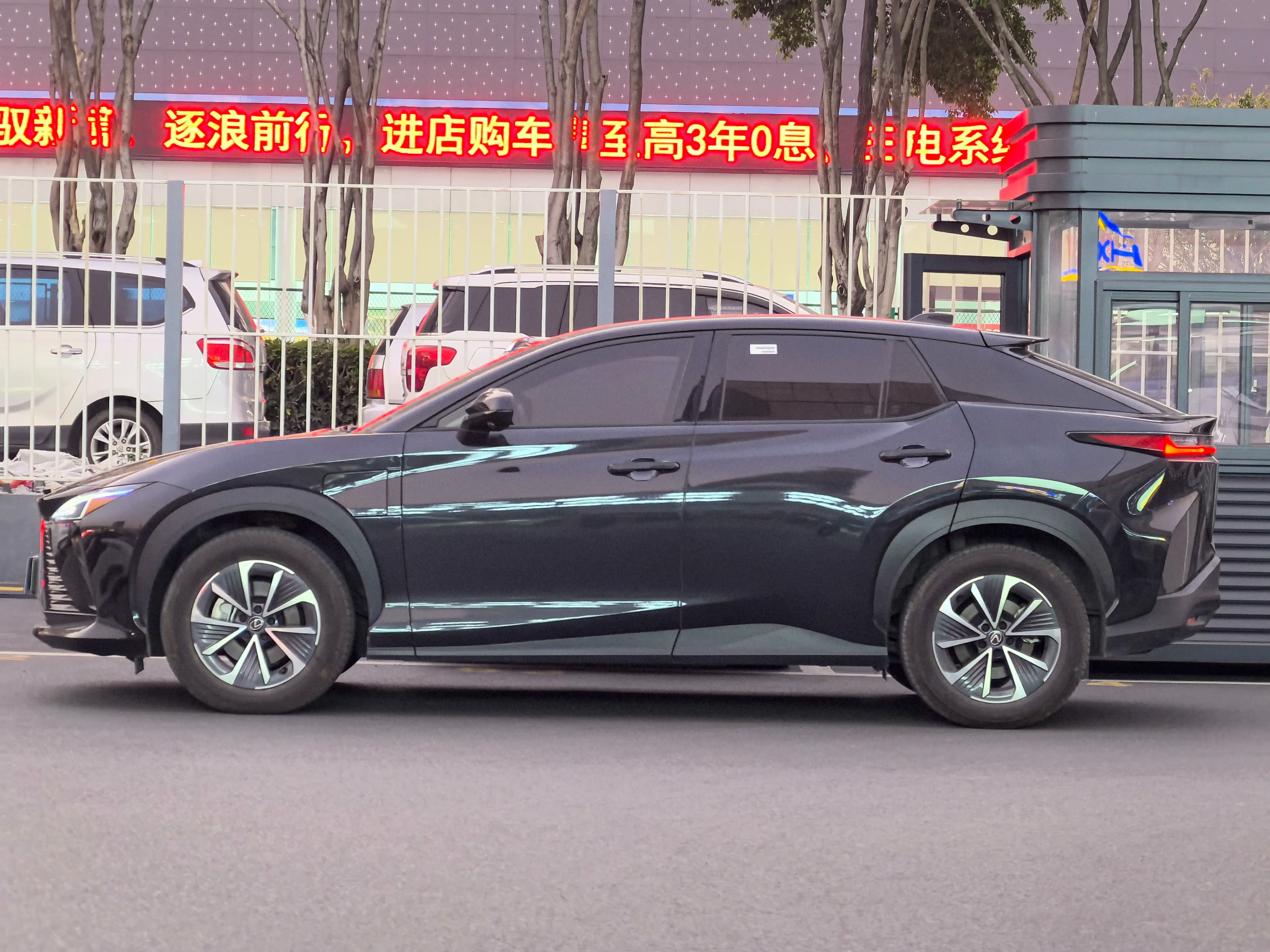 Lexus RZ 2023 г. 23093 км. — фото 3