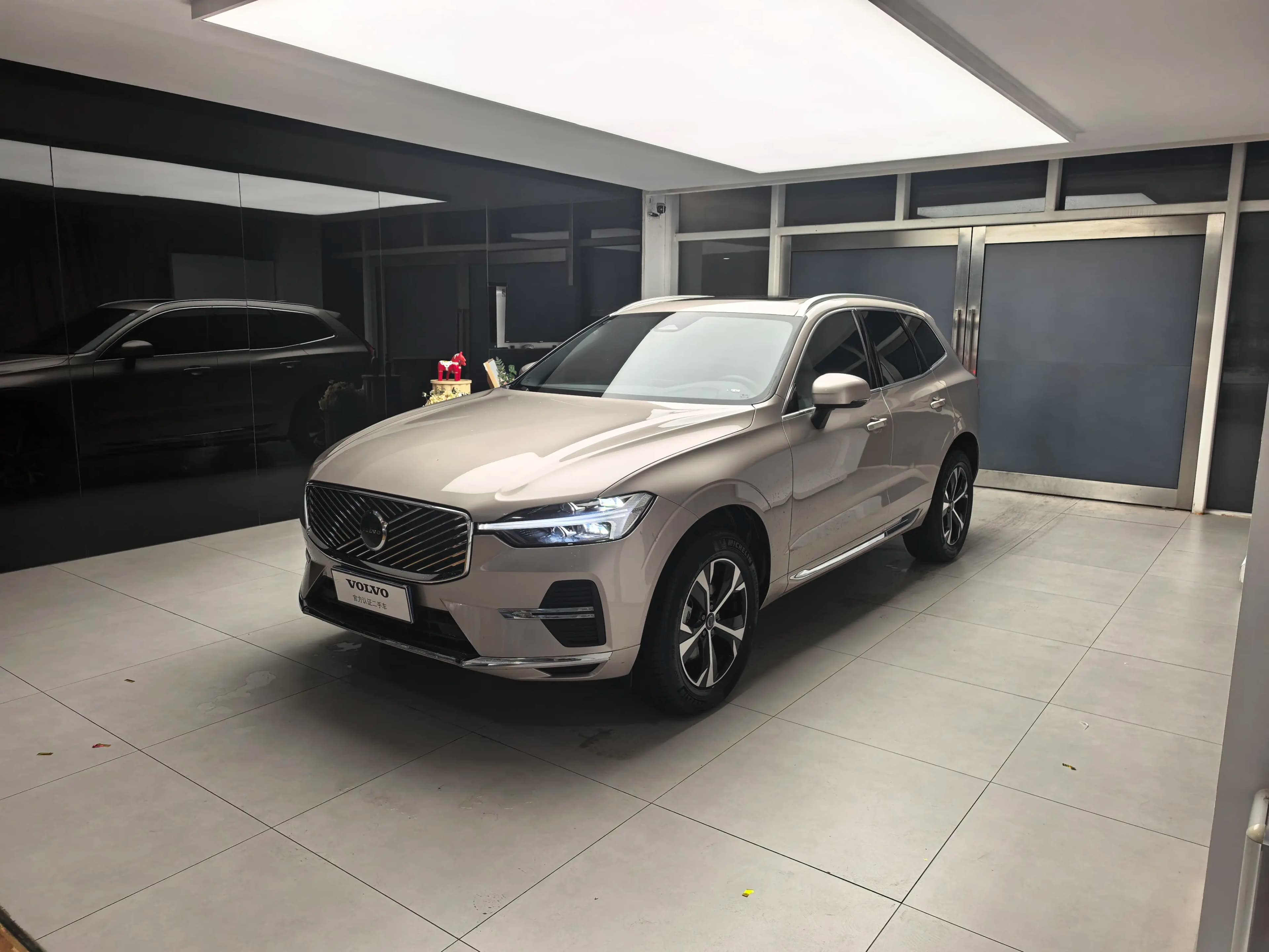 Volvo XC60 2025 г. 3715 км.