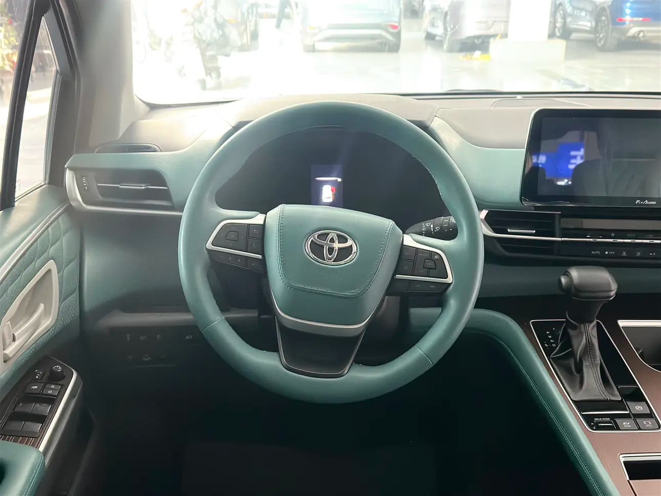 Toyota Sienna 2023 г. 81048 км. — фото 12
