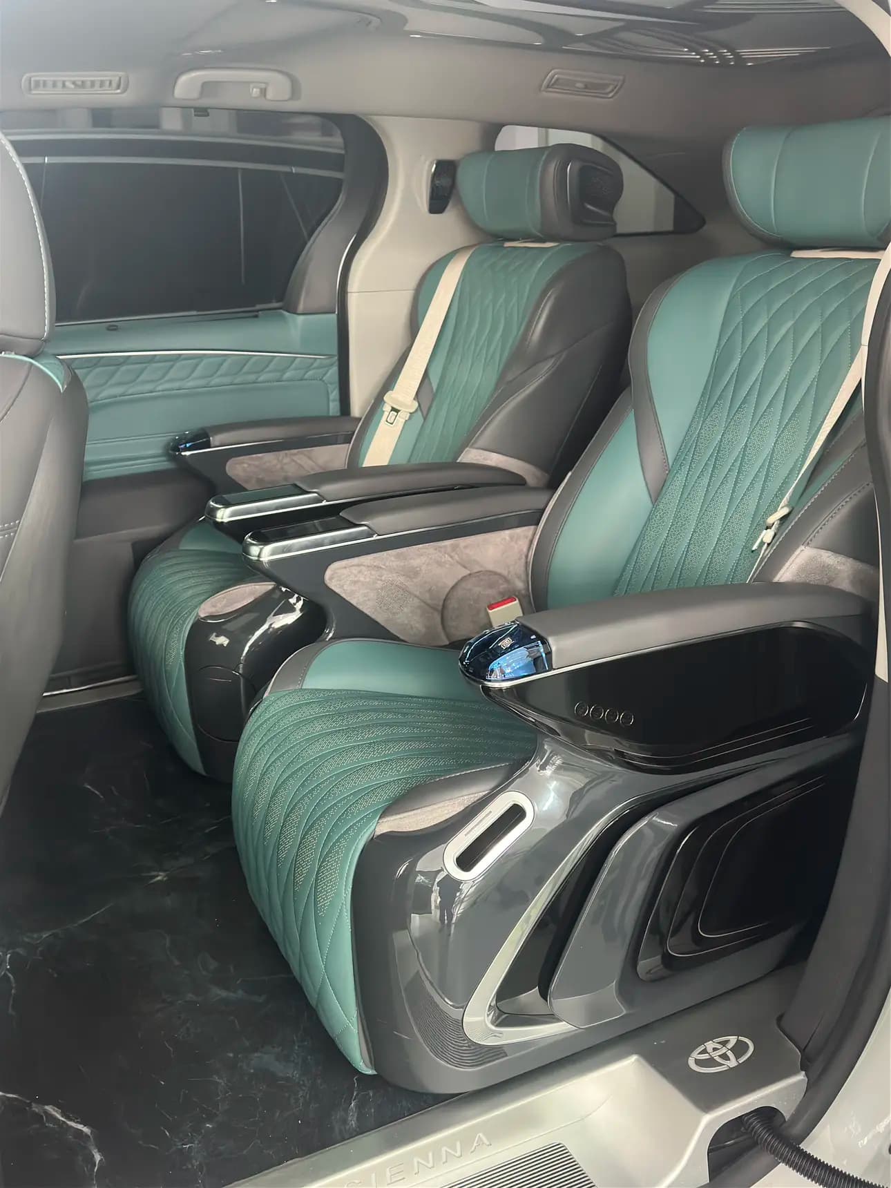Toyota Sienna 2023 г. 81048 км. — фото 17