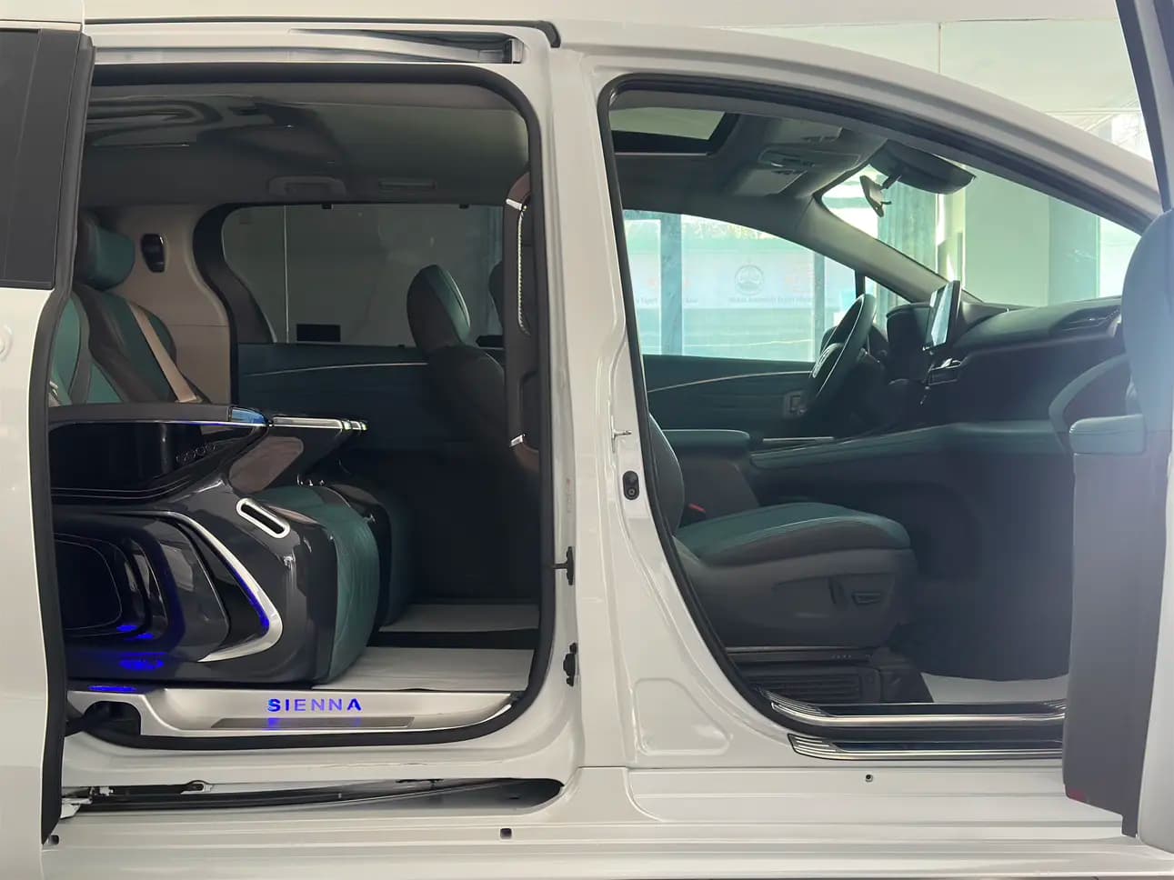 Toyota Sienna 2023 г. 81048 км. — фото 18