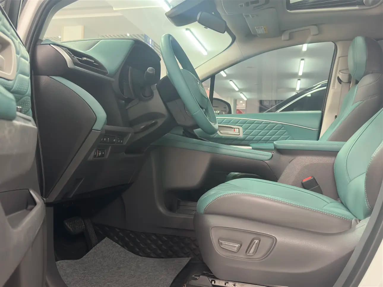 Toyota Sienna 2023 г. 81048 км. — фото 21