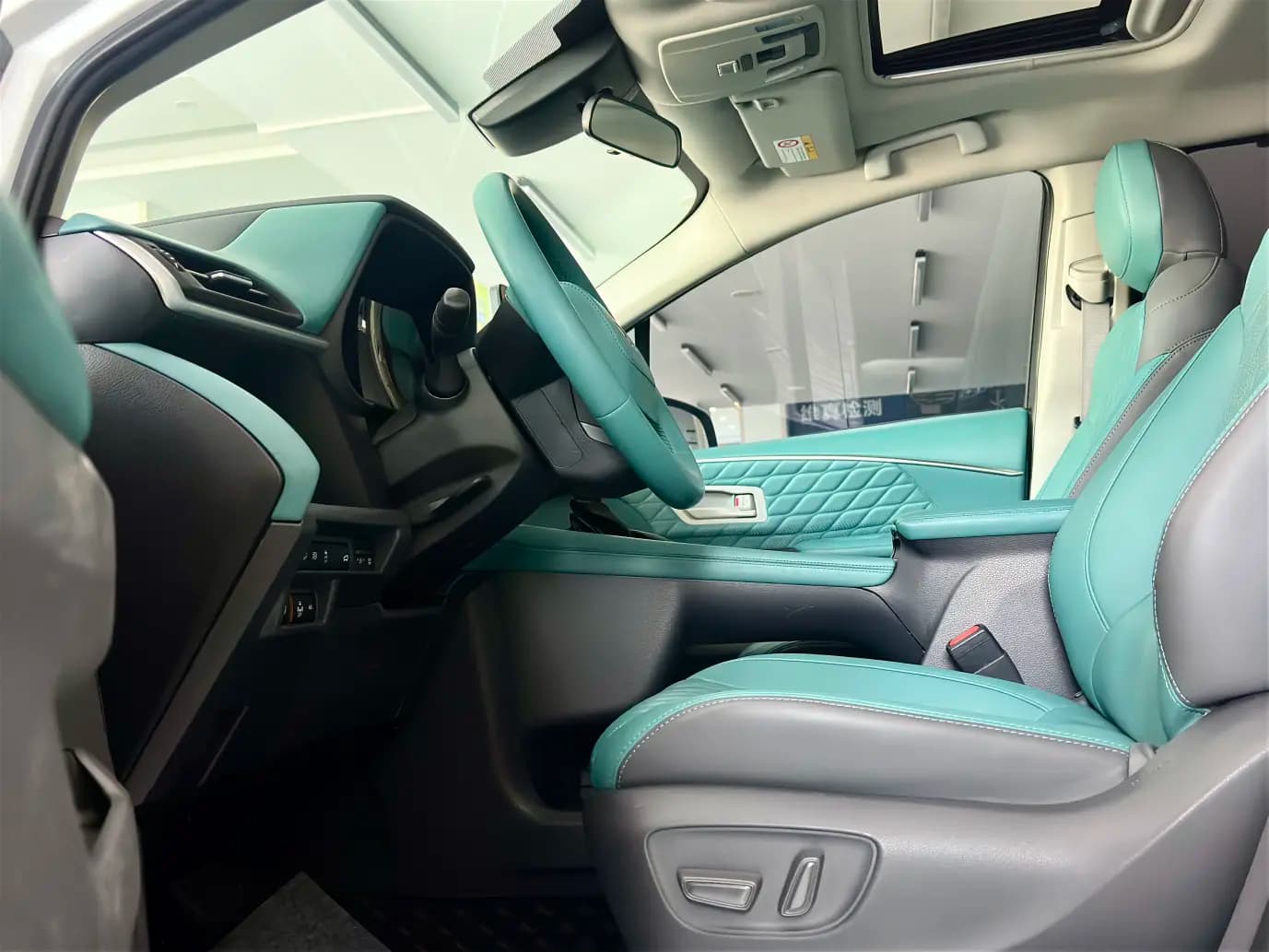 Toyota Sienna 2023 г. 81048 км. — фото 22