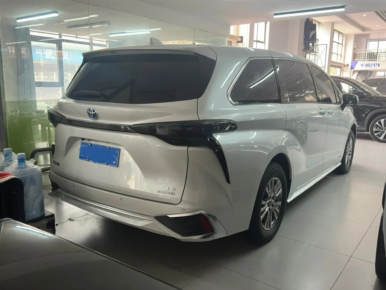 Toyota Sienna 2023 г. 81048 км. — фото 4