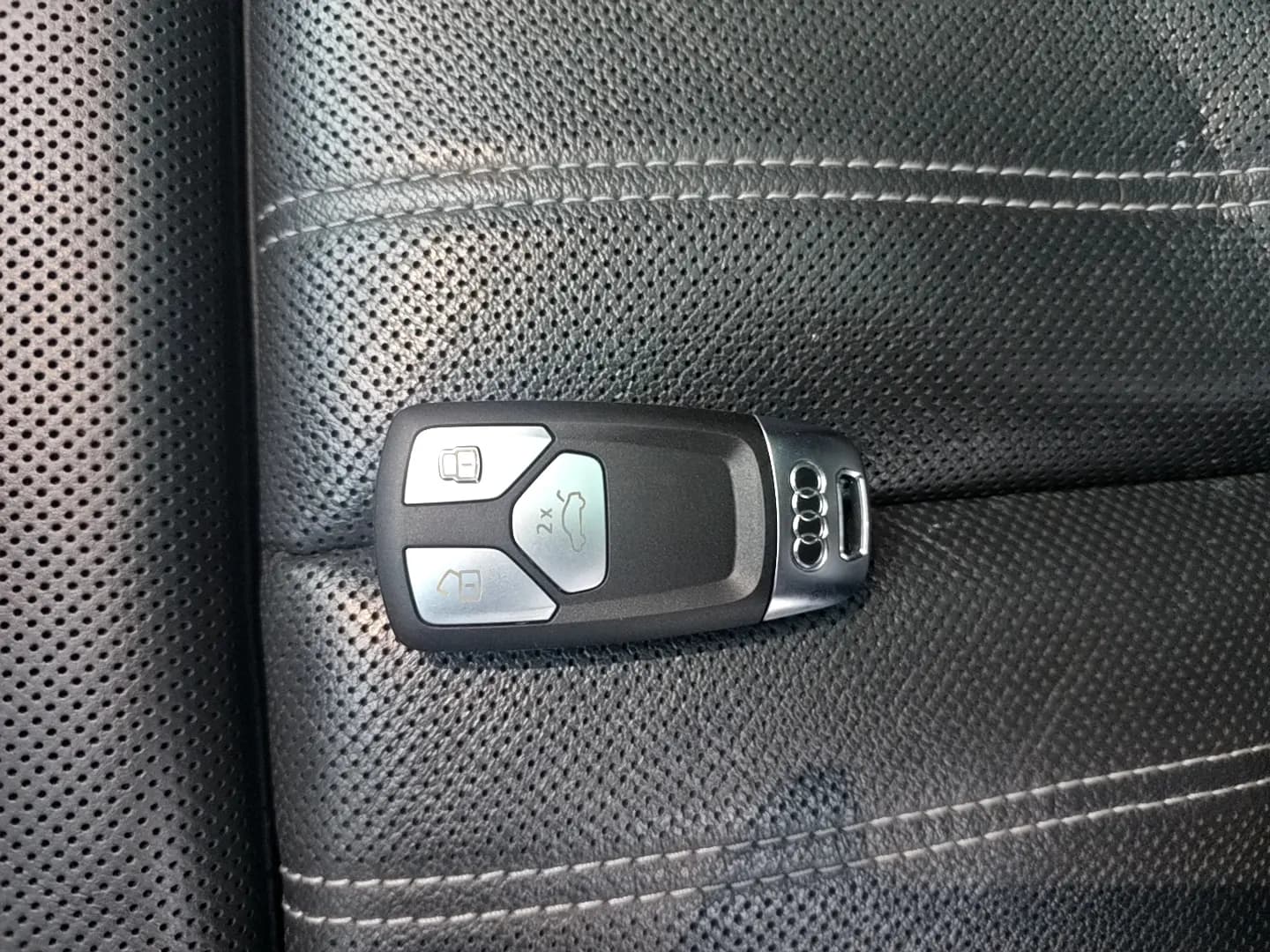 Audi A4L 2021 г. 54420 км. — фото 11