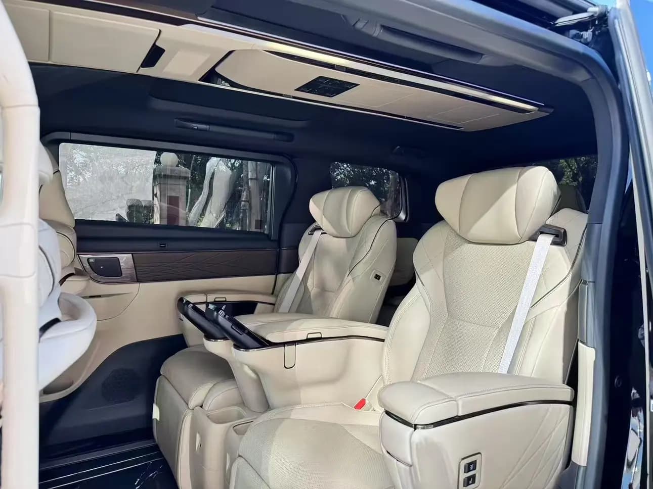 Toyota Alphard 2024 г. 35136 км. — фото 9