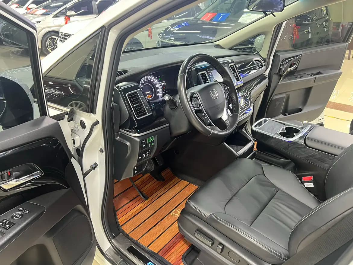 Honda Elysion 2021 г. 89065 км. — фото 12
