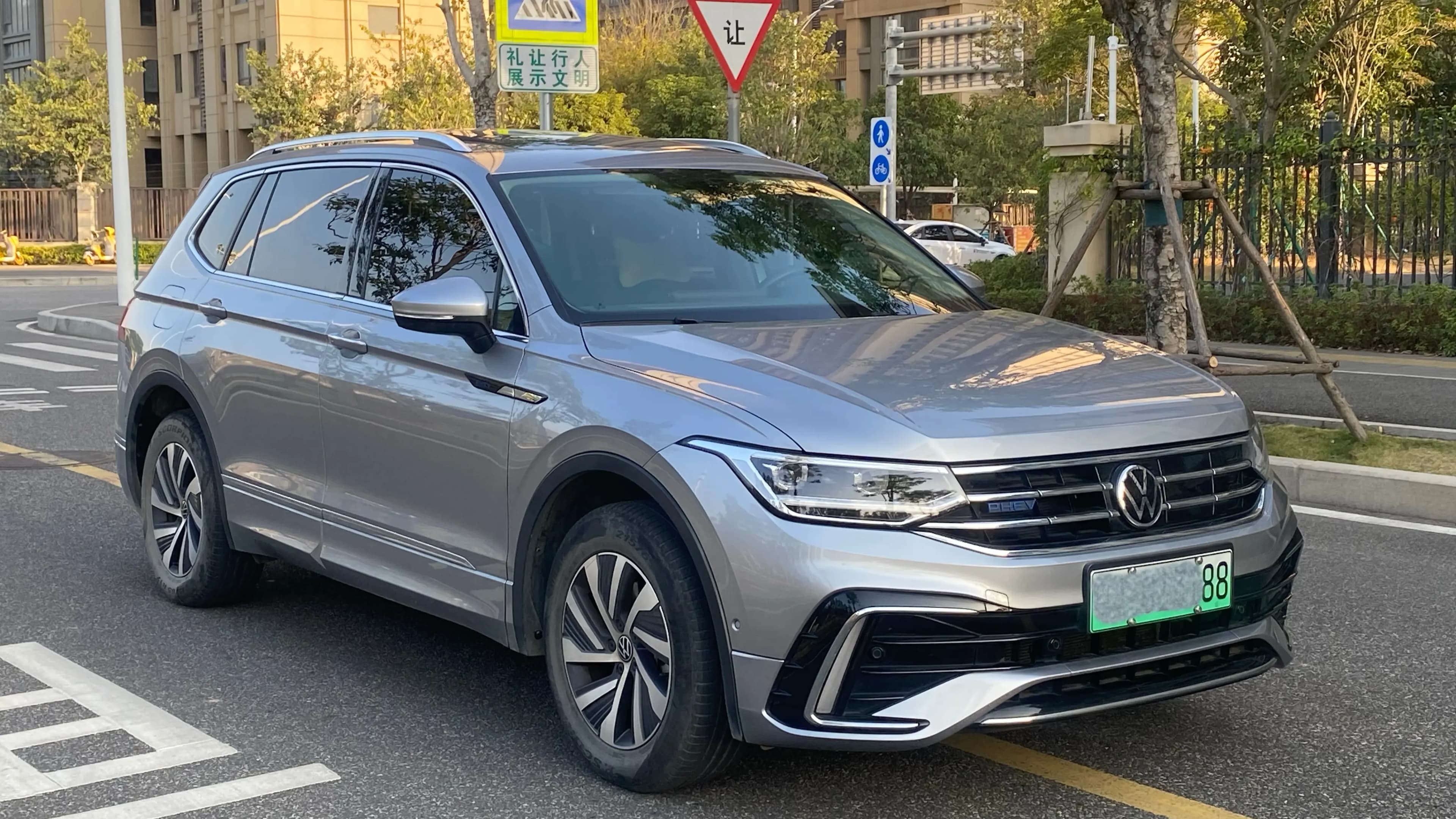 Volkswagen Tiguan L PHEV 2023 г. 50047 км. — фото 3