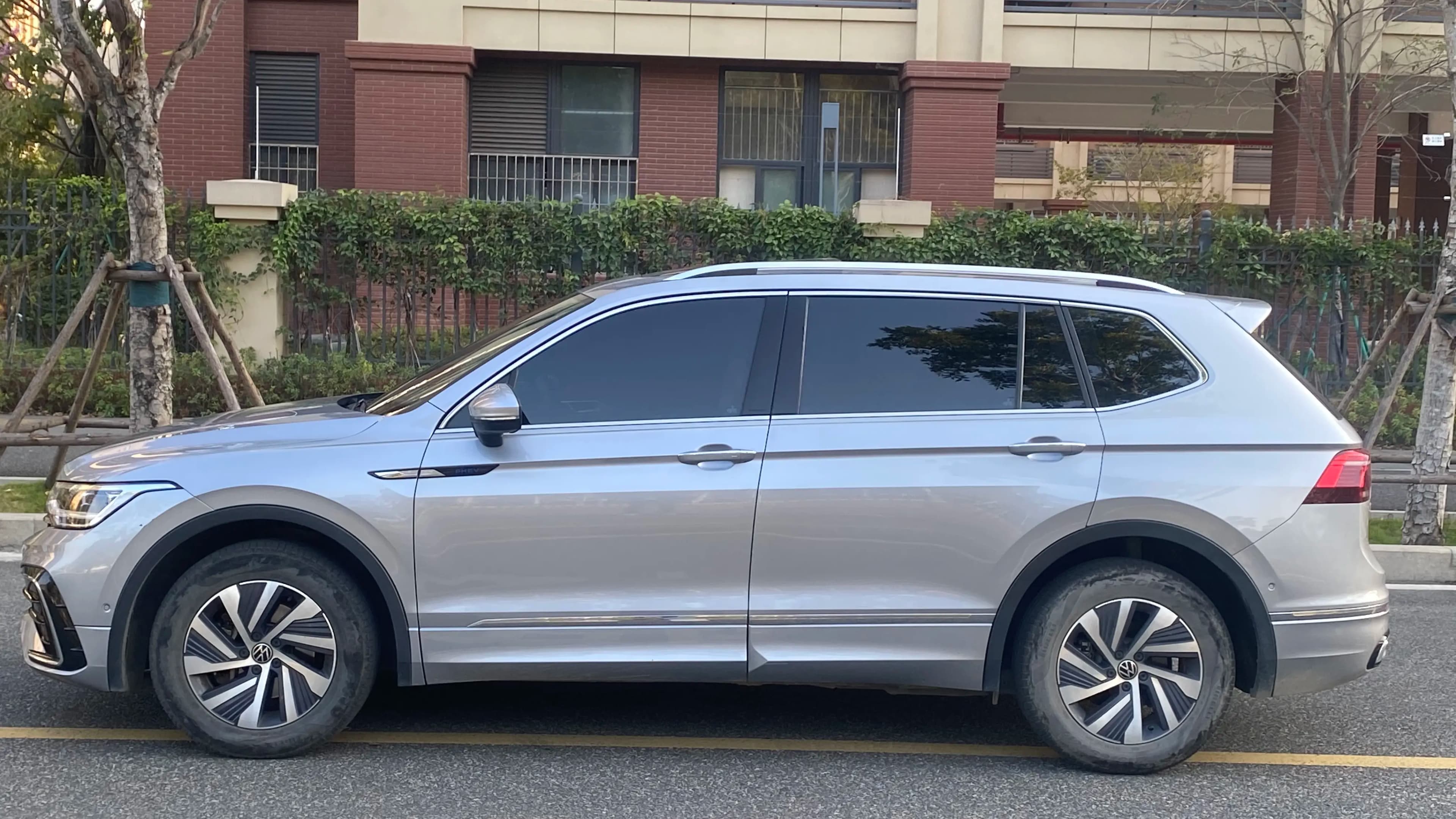 Volkswagen Tiguan L PHEV 2023 г. 50047 км. — фото 4