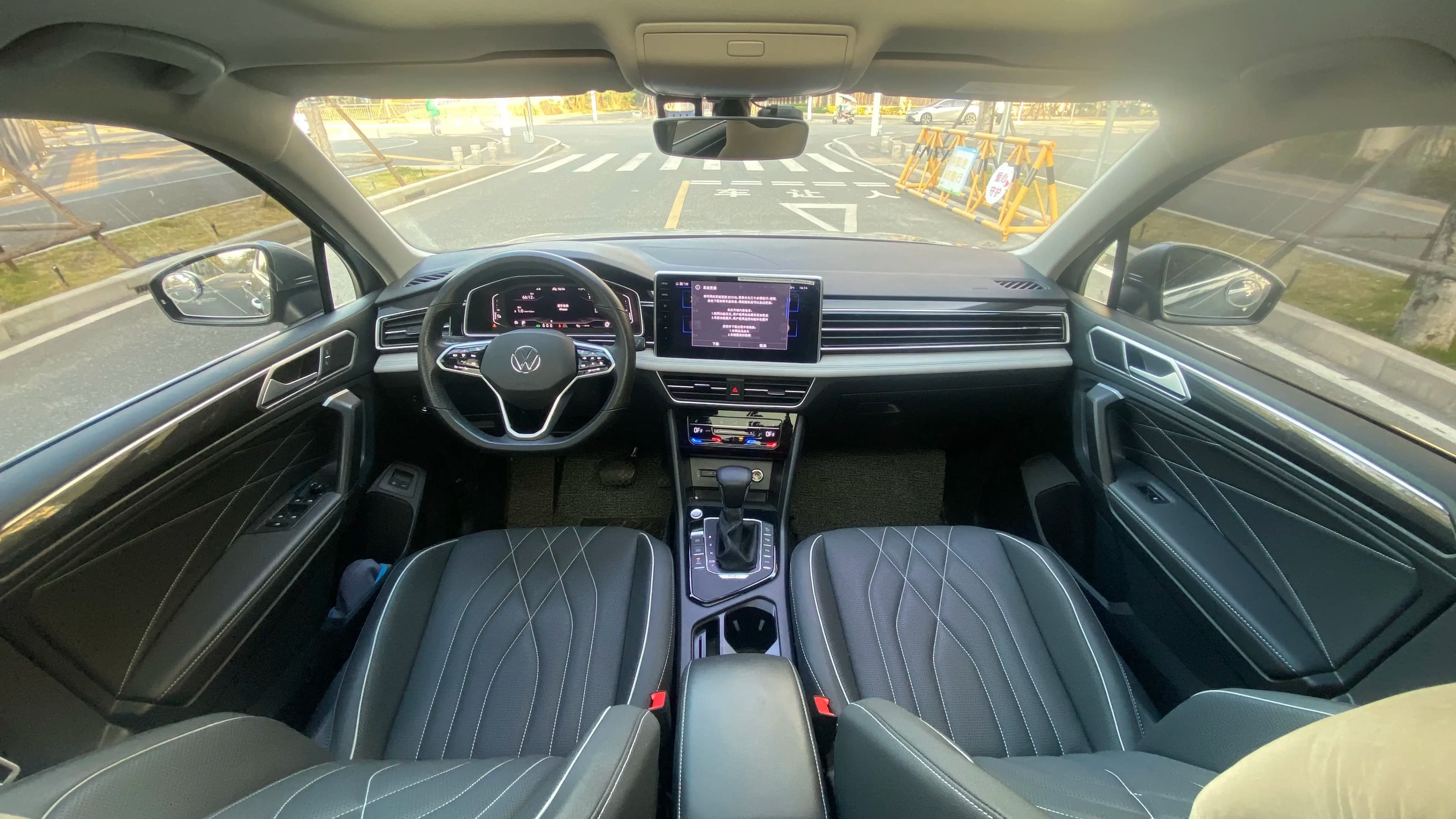 Volkswagen Tiguan L PHEV 2023 г. 50047 км. — фото 9
