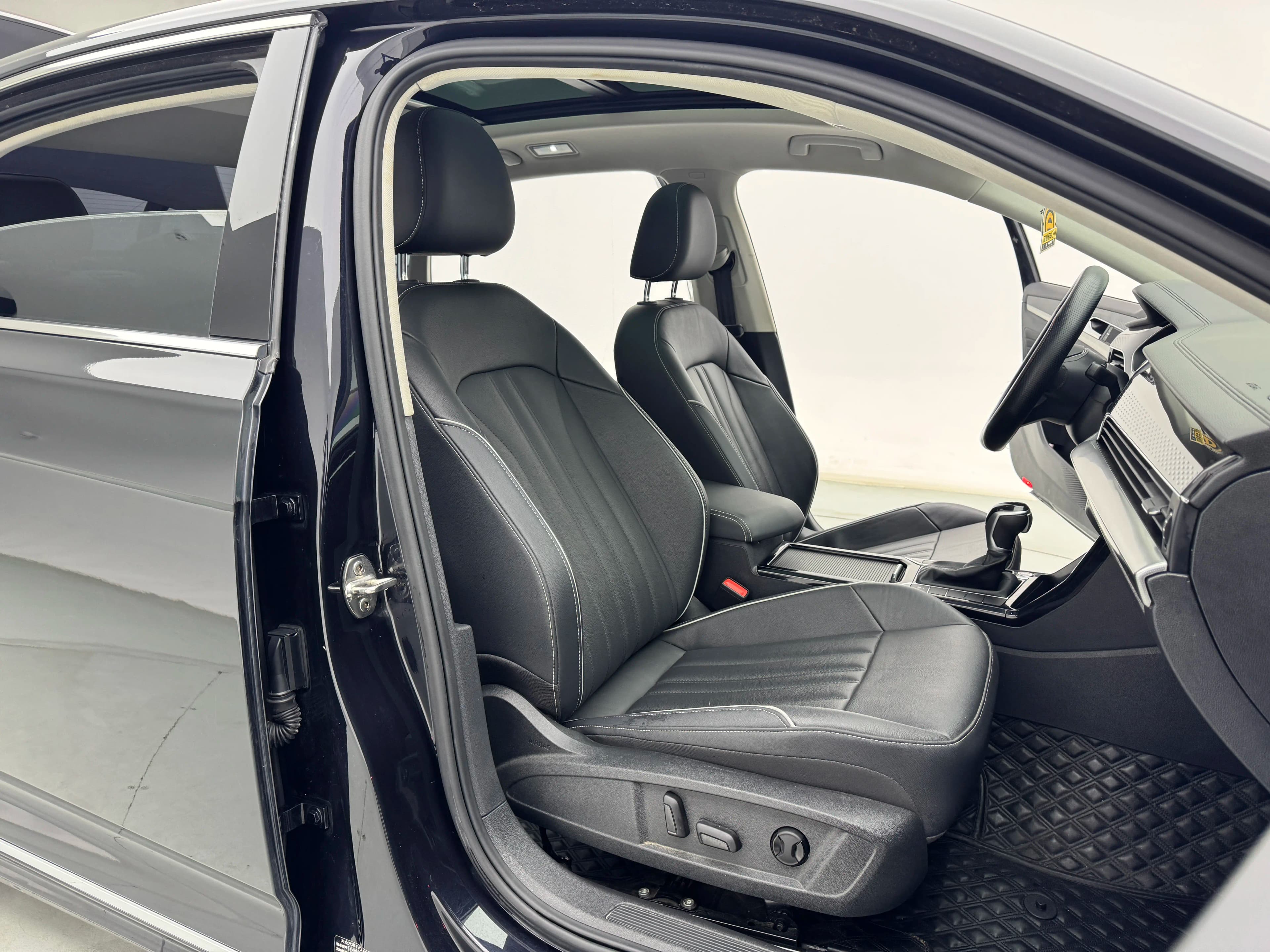 Volkswagen Passat 2023 г. 30329 км. — фото 21