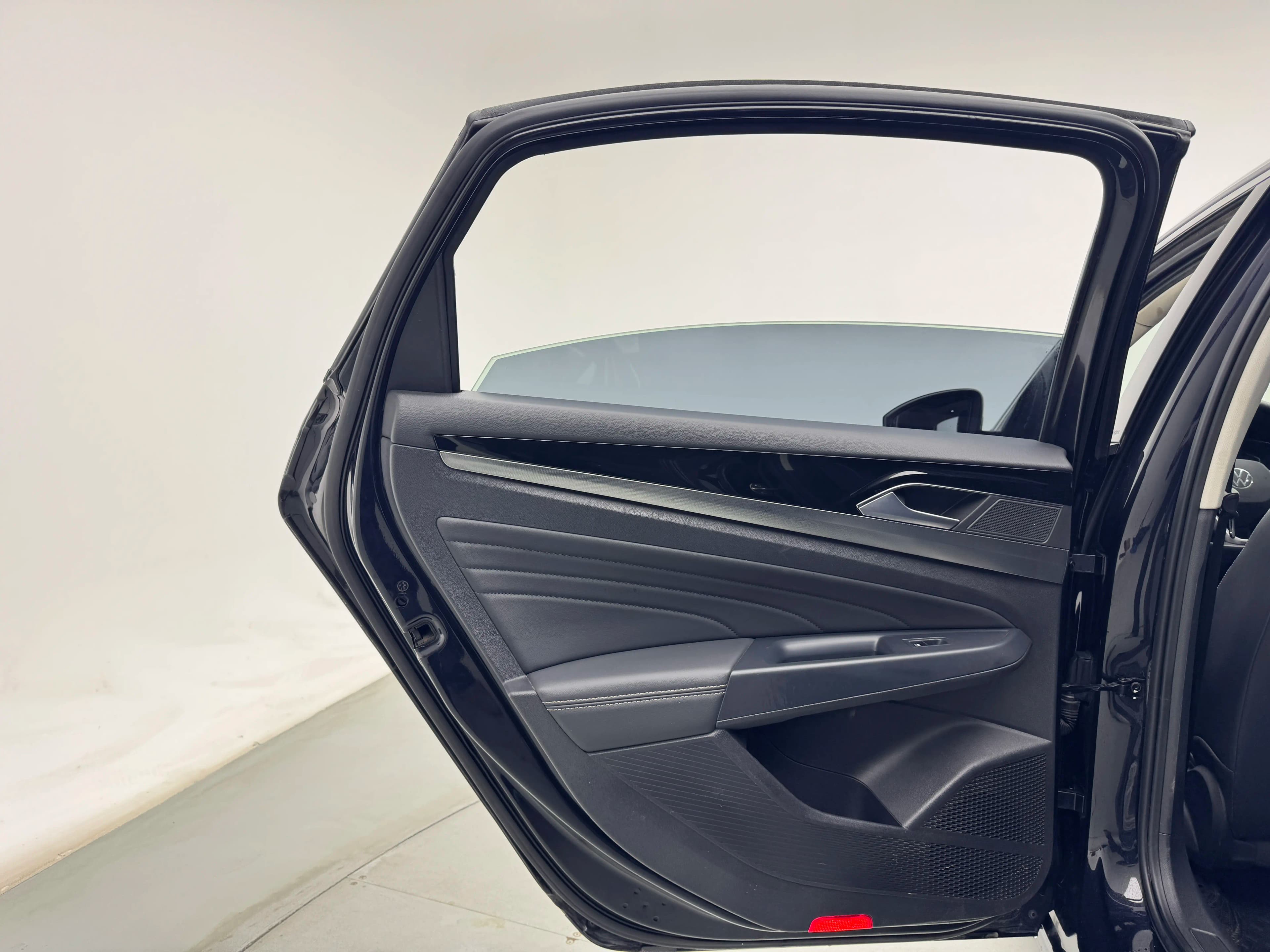 Volkswagen Passat 2023 г. 30329 км. — фото 27