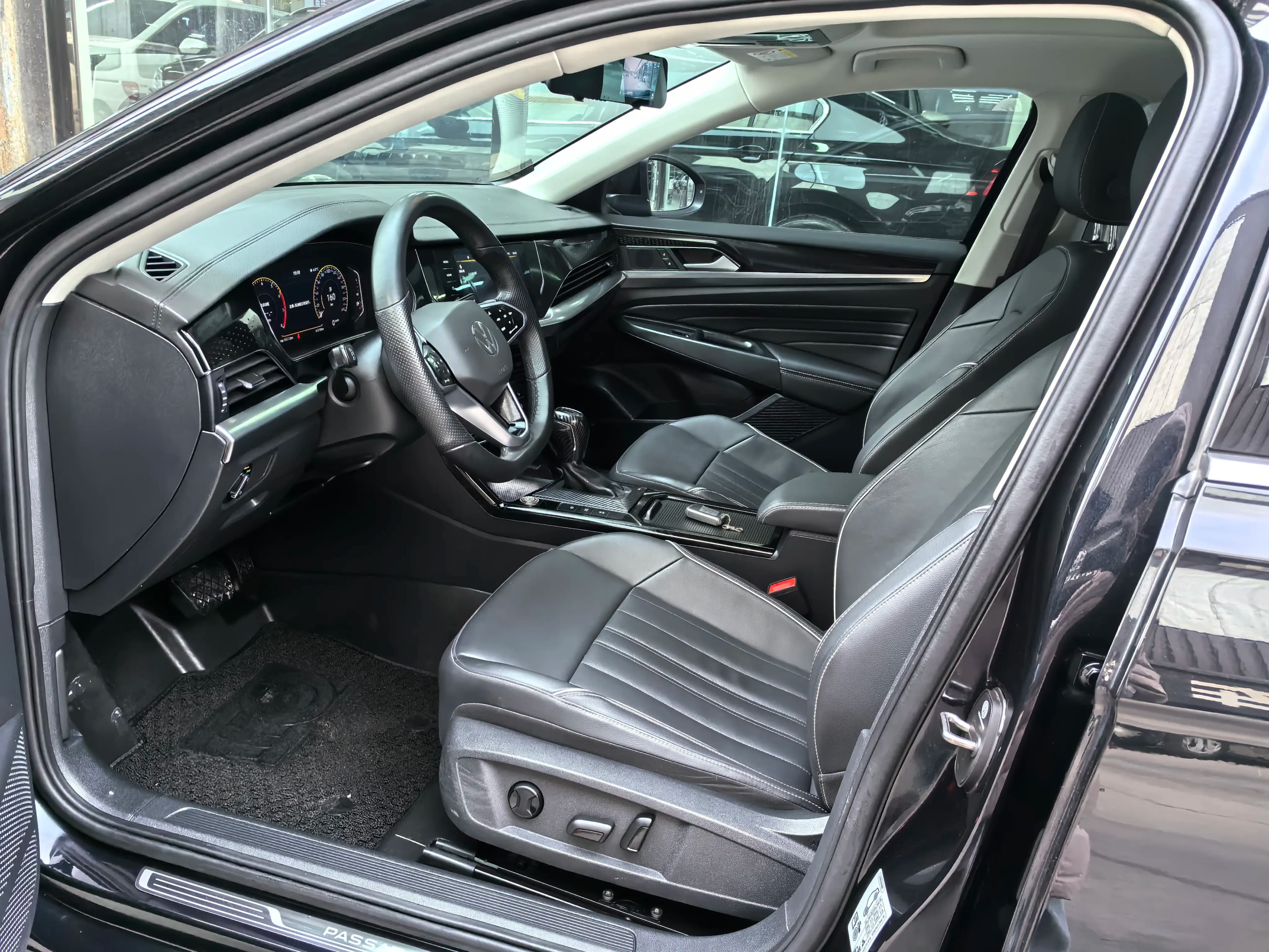 Volkswagen Passat 2023 г. 61033 км. — фото 12