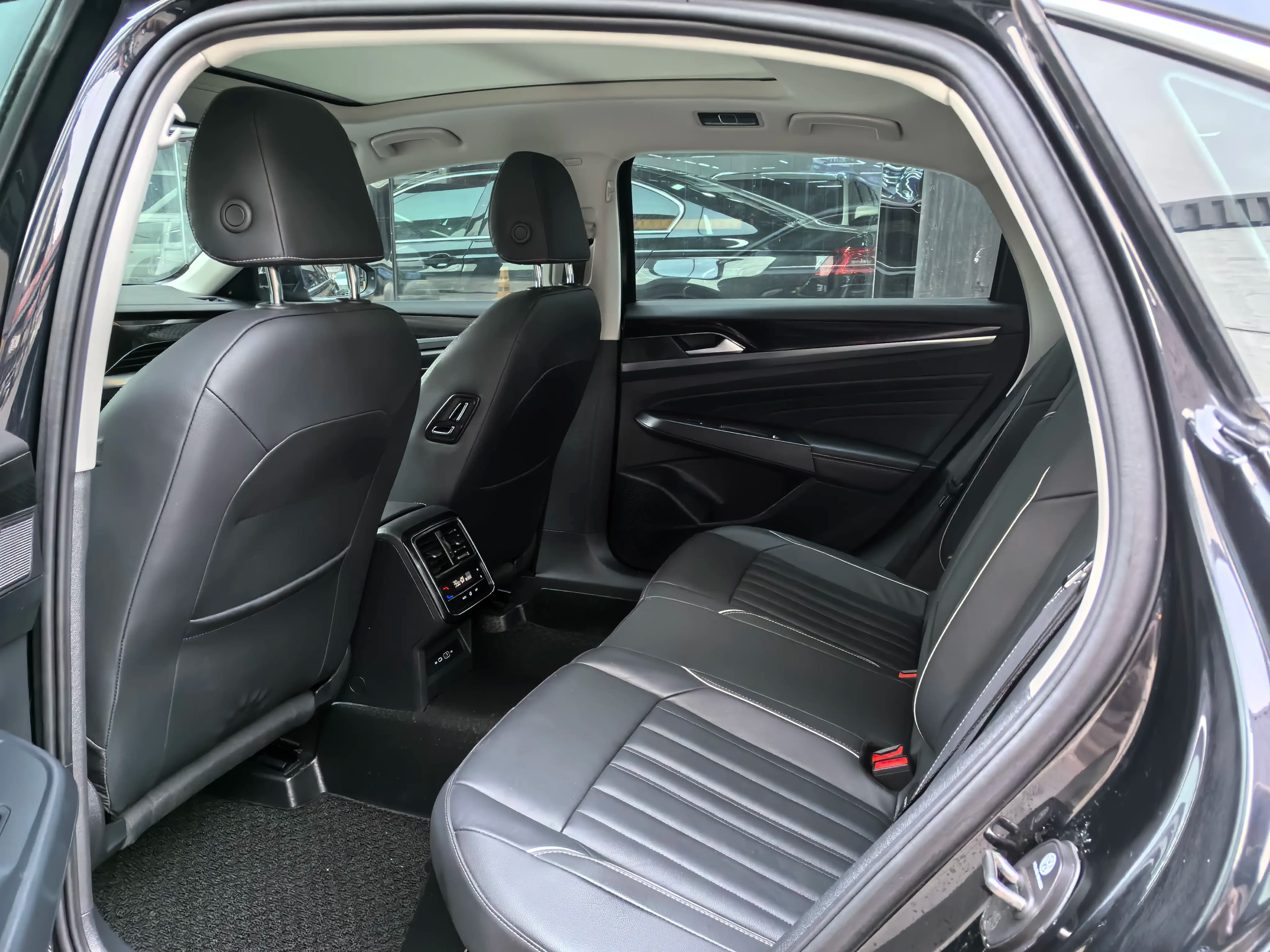 Volkswagen Passat 2023 г. 61033 км. — фото 13