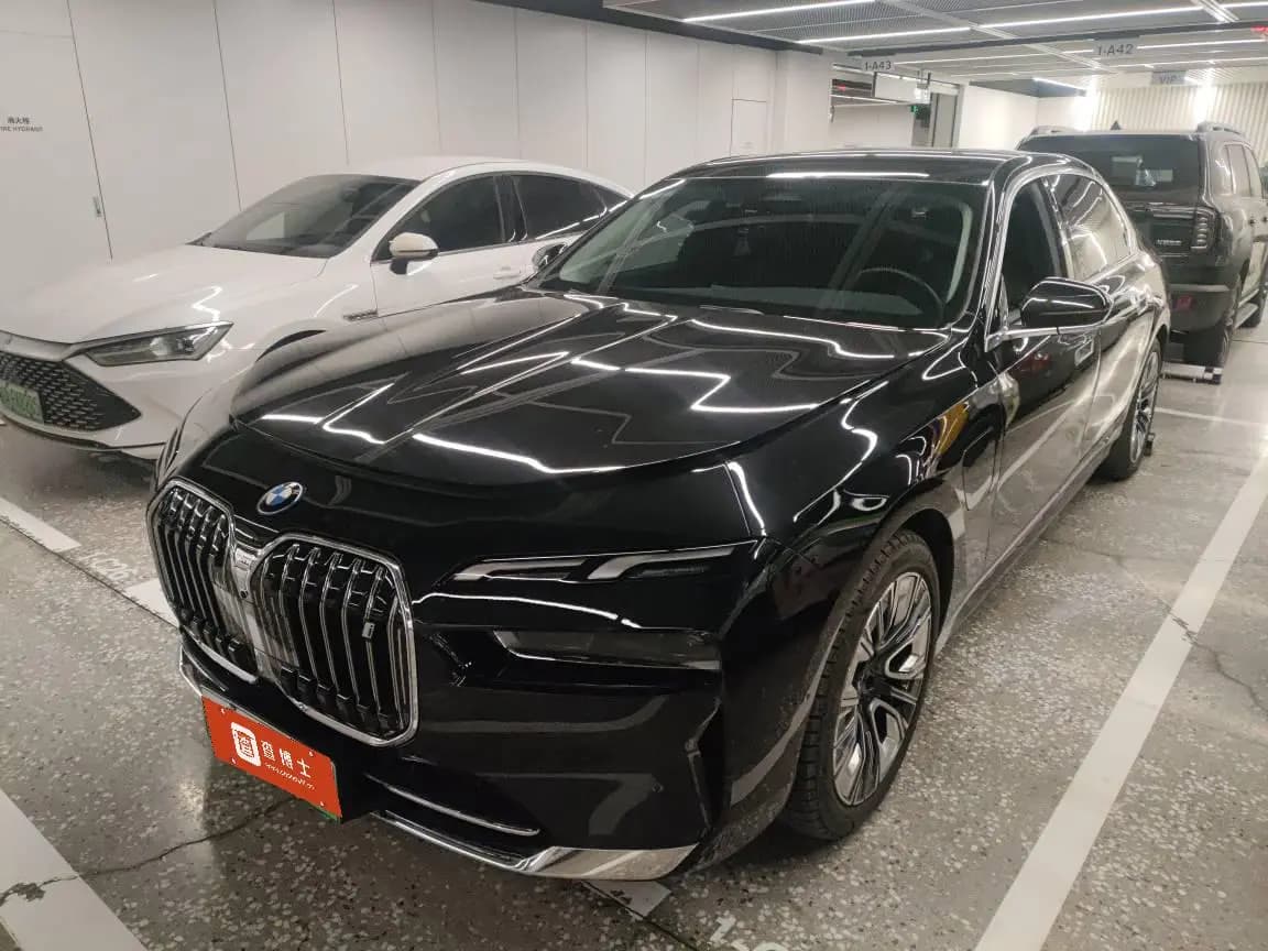 BMW i7 2024 г. 25033 км.