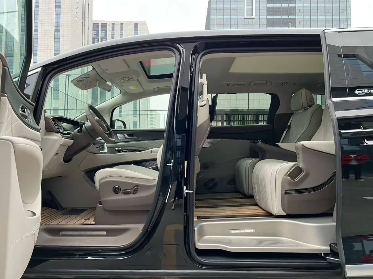 Denza D9 DM 2024 г. 42632 км. — фото 10
