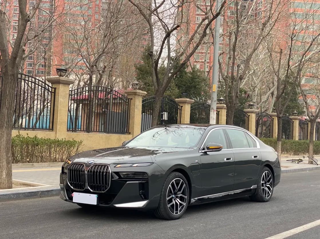 BMW i7 2023 г. 25029 км.