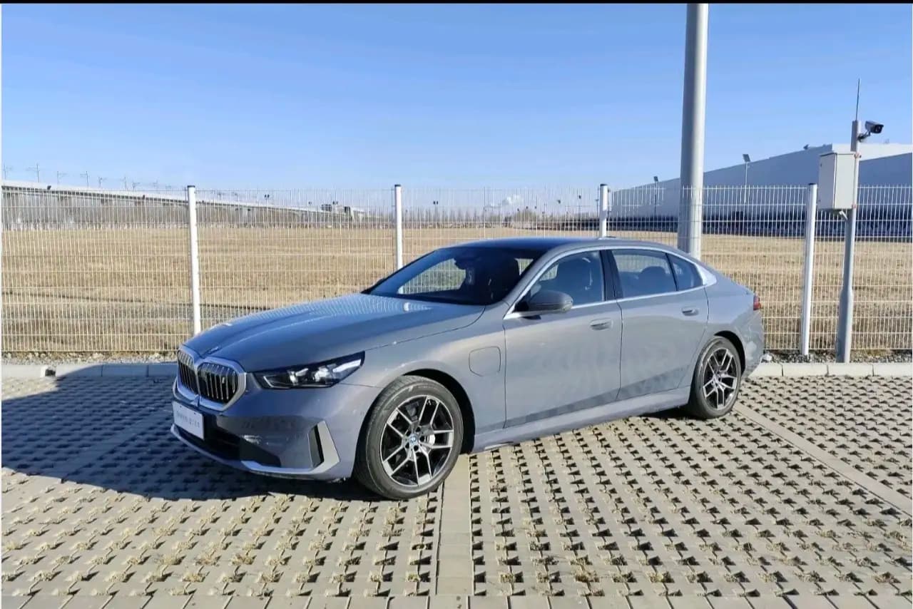 BMW i5 2025 г. 28058 км.