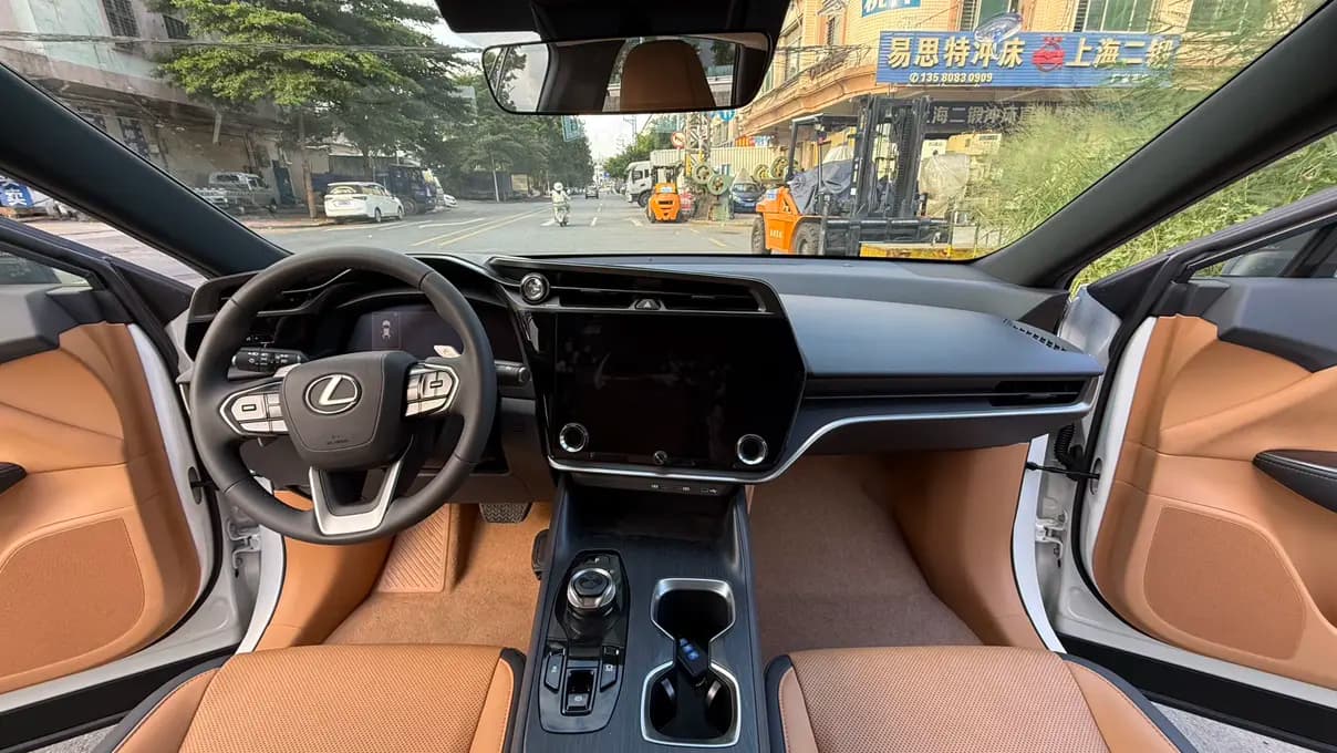 Lexus RZ 2023 г. 26085 км. — фото 15