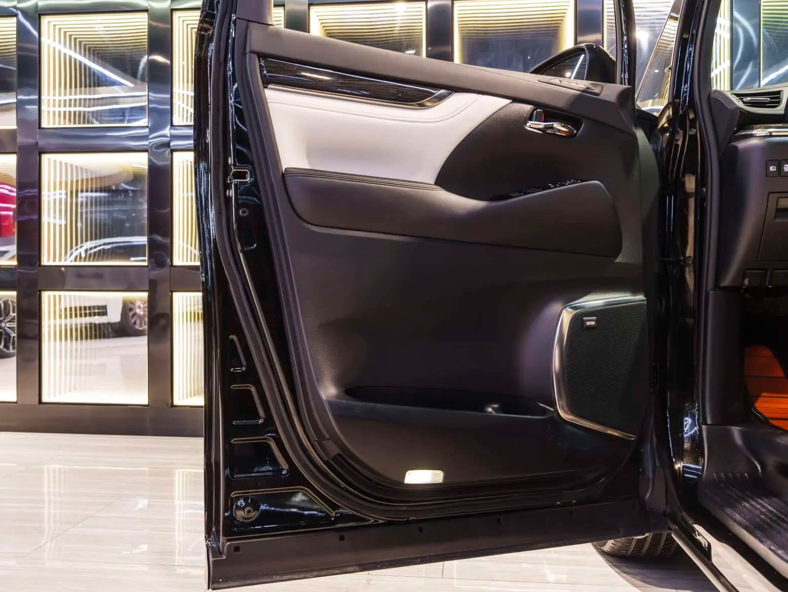 Lexus LM 2022 г. 107069 км. — фото 12