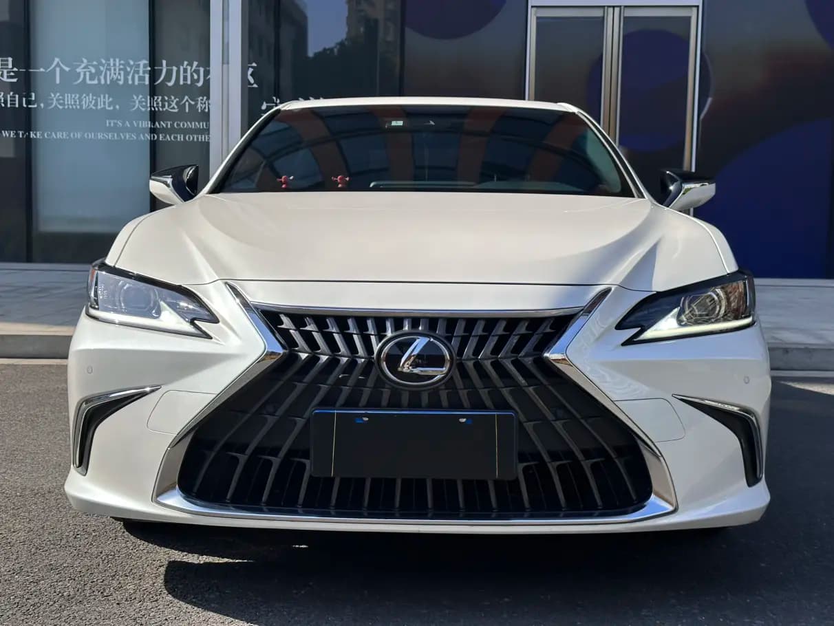 Lexus ES 2023 г. 33111 км. — фото 2