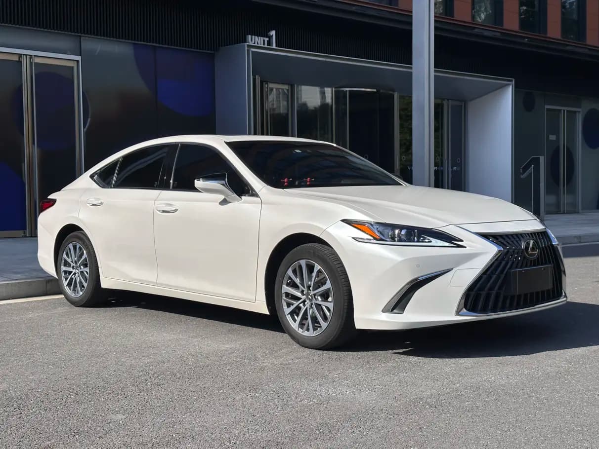 Lexus ES 2023 г. 33111 км. — фото 3