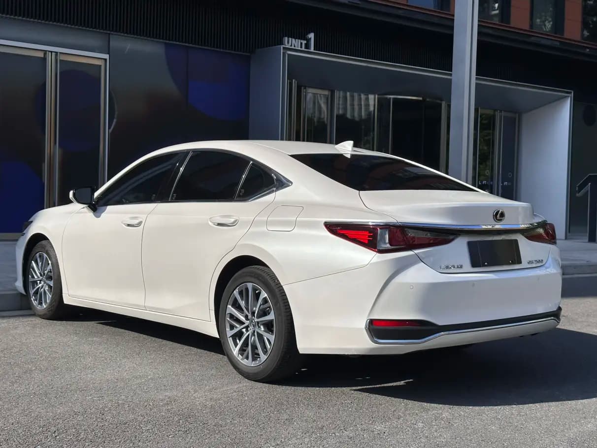 Lexus ES 2023 г. 33111 км. — фото 4