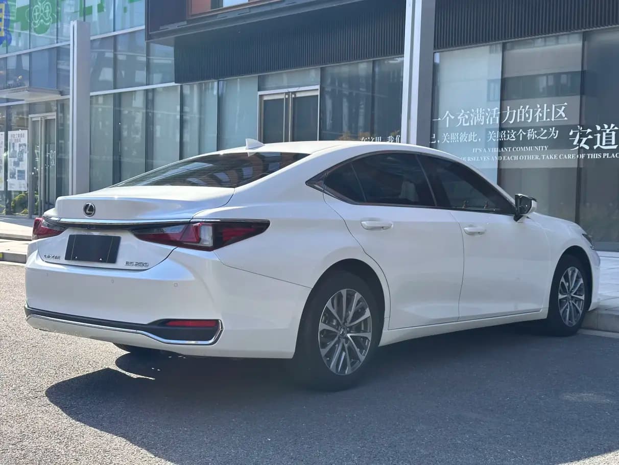 Lexus ES 2023 г. 33111 км. — фото 6